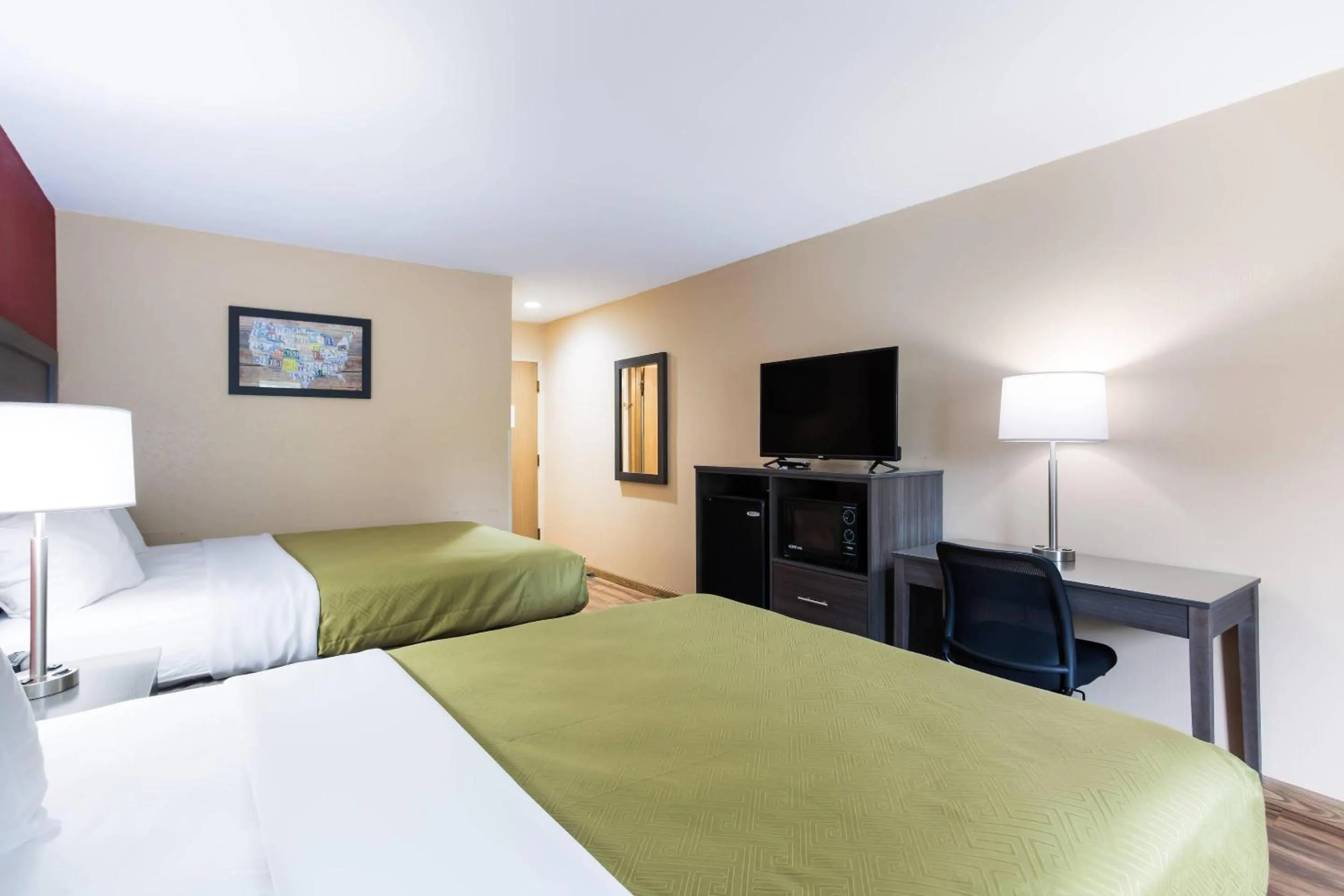 Bedroom, Bed in Econo Lodge Painted Post - Corning