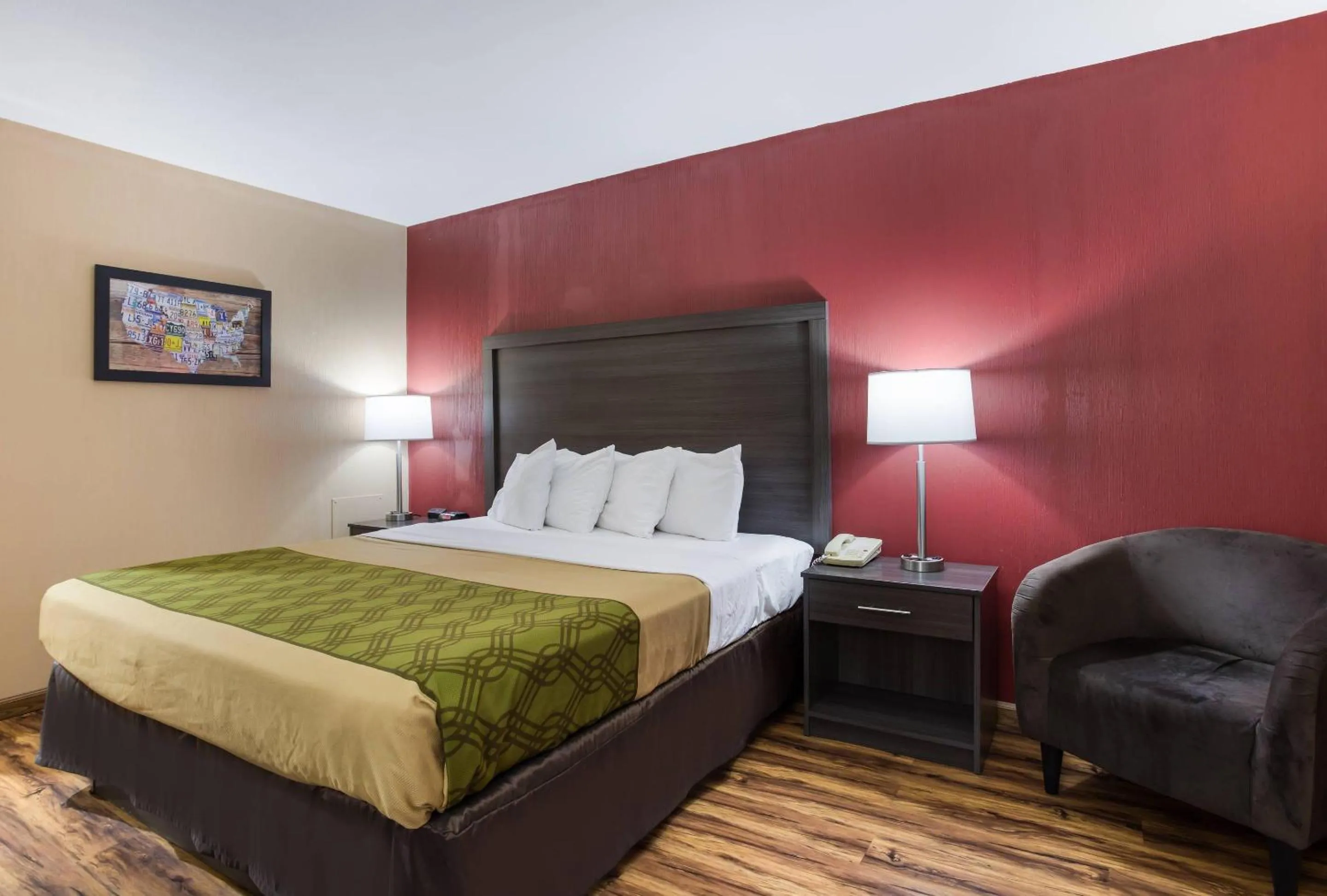 Bedroom, Bed in Econo Lodge Painted Post - Corning