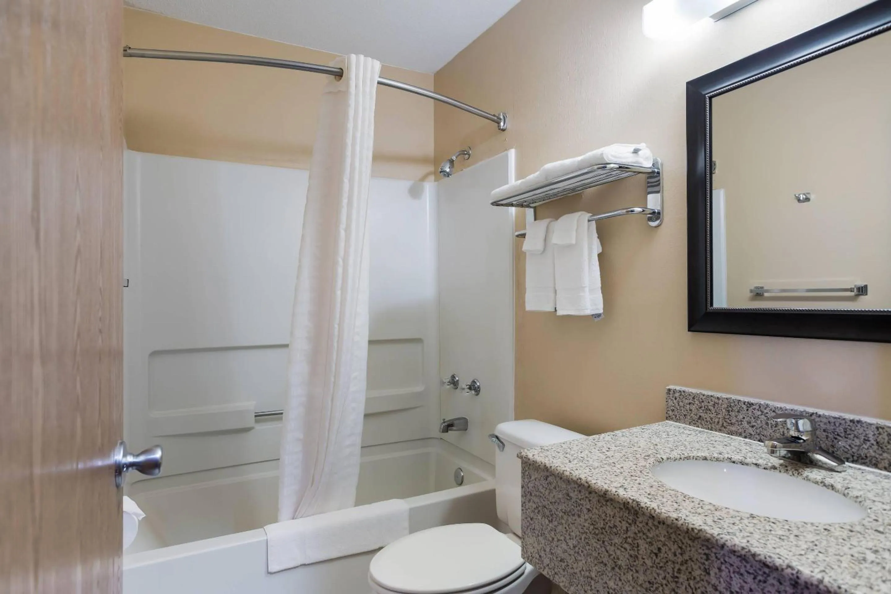 Bedroom in Econo Lodge Painted Post - Corning