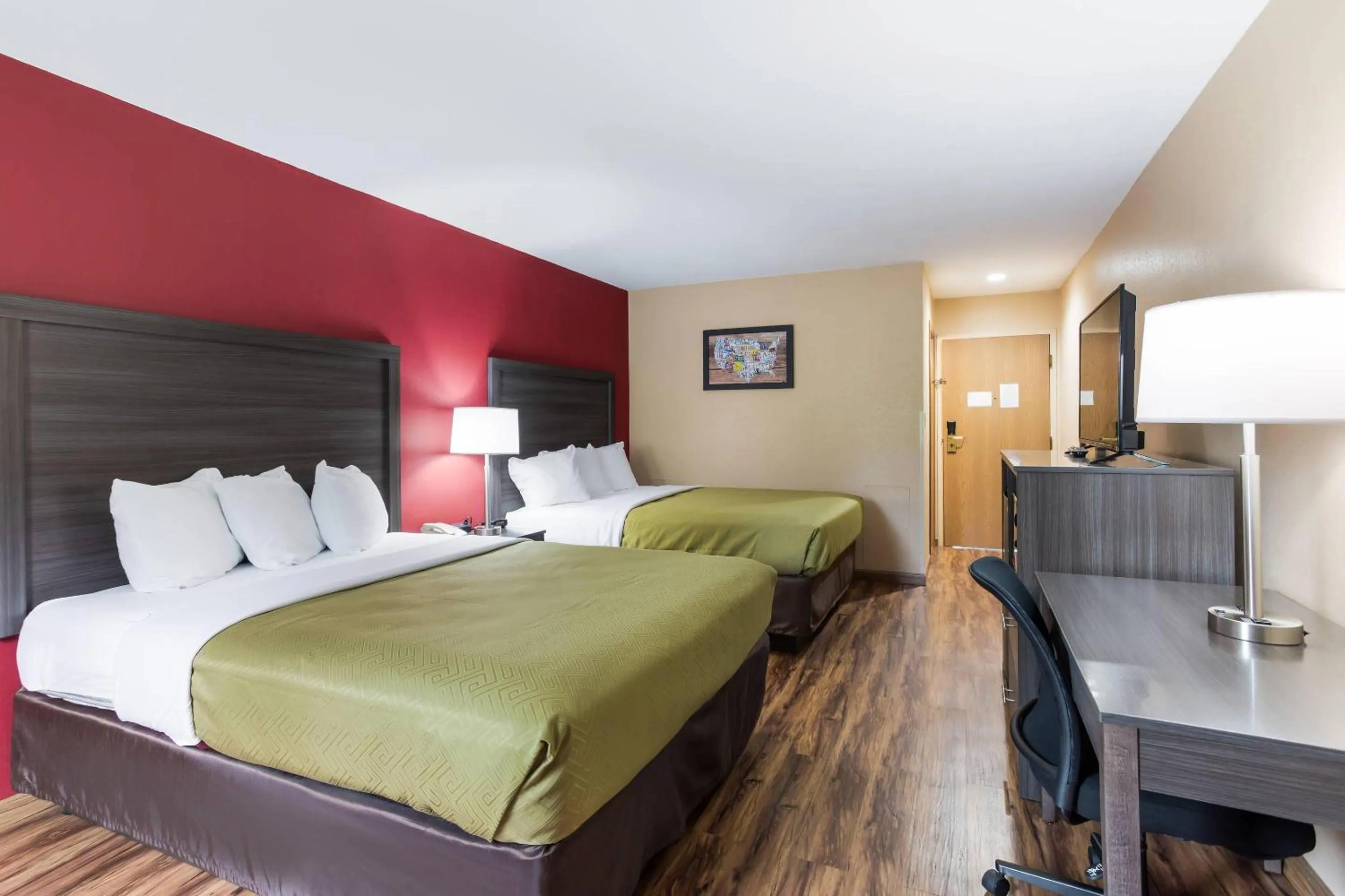 Bedroom, Bed in Econo Lodge Painted Post - Corning