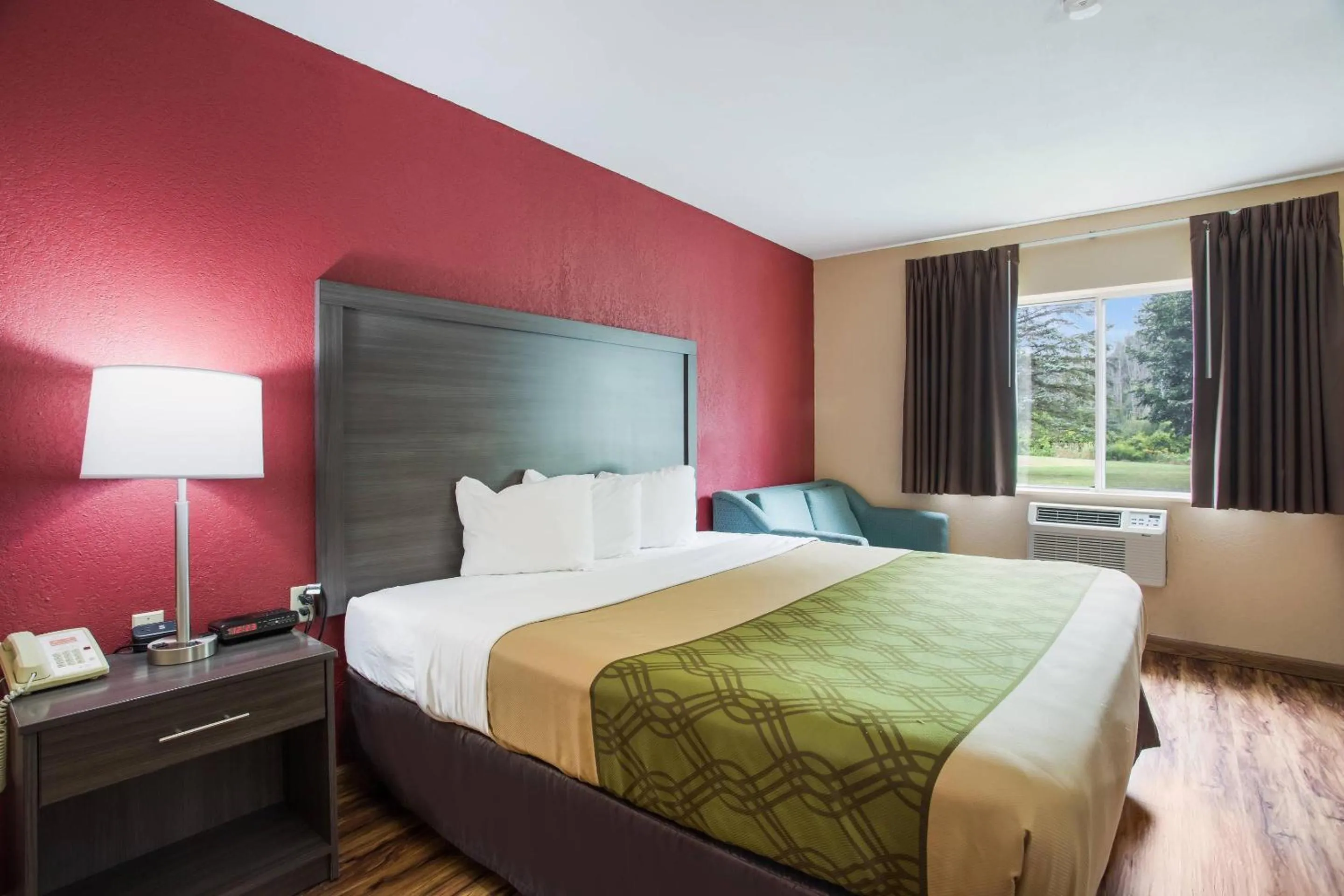 Bedroom, Bed in Econo Lodge Painted Post - Corning