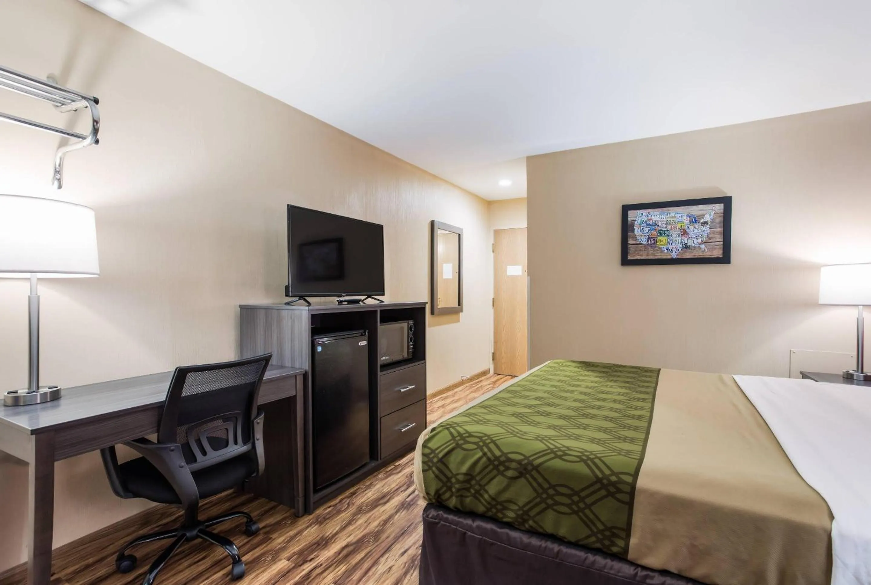 Bedroom, Bed in Econo Lodge Painted Post - Corning