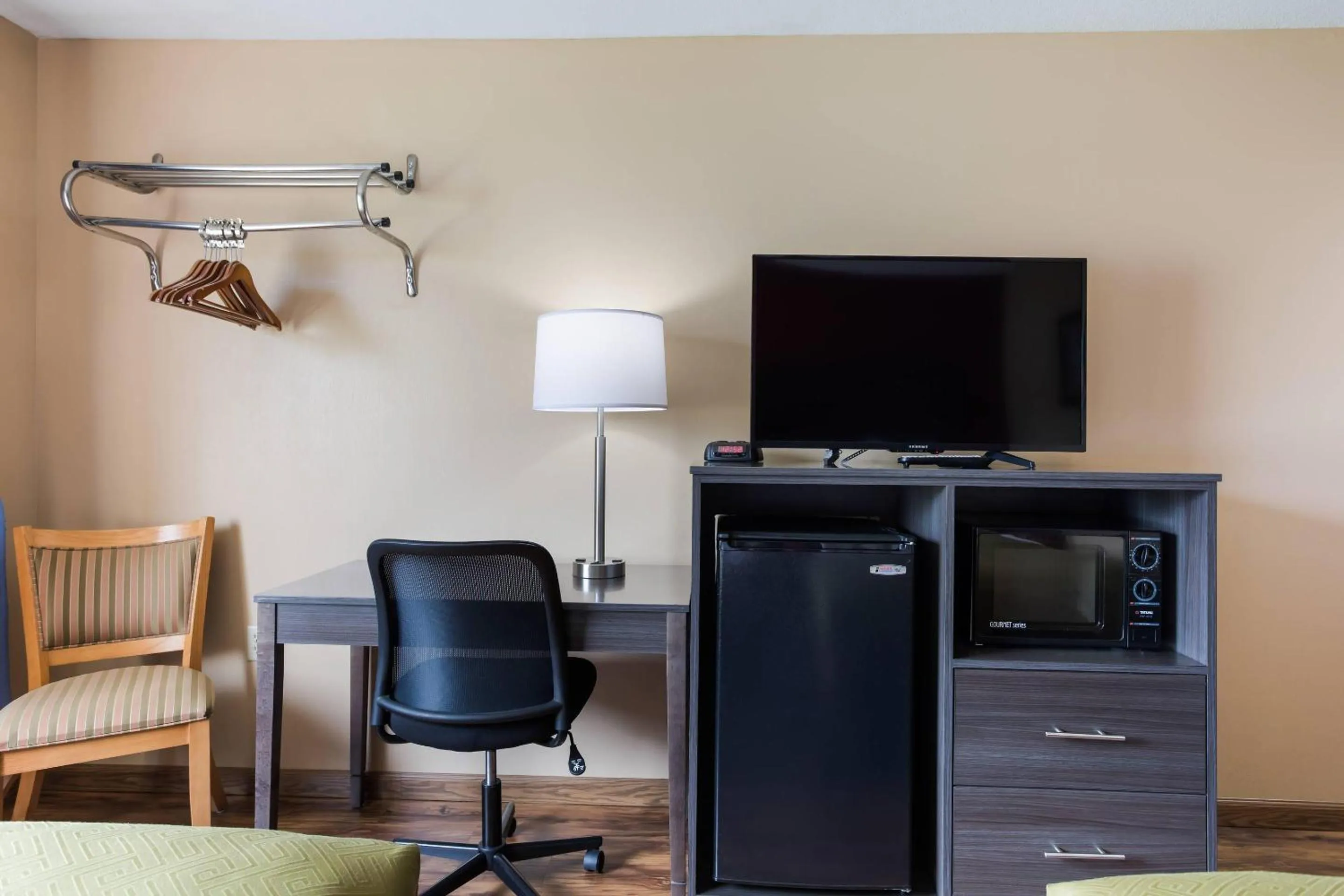 Bedroom in Econo Lodge Painted Post - Corning