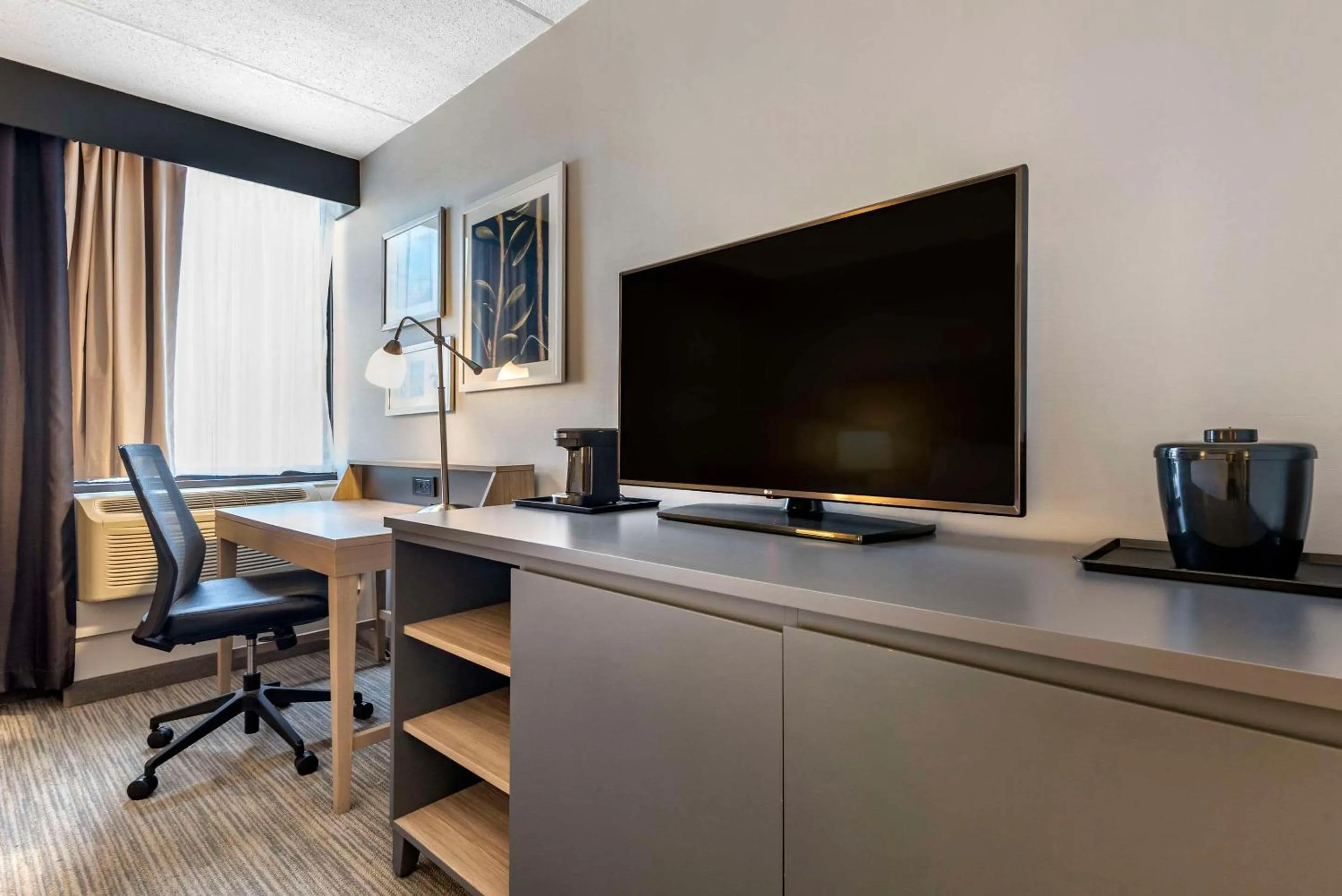 Bedroom in Comfort Inn & Suites Liverpool - Syracuse North