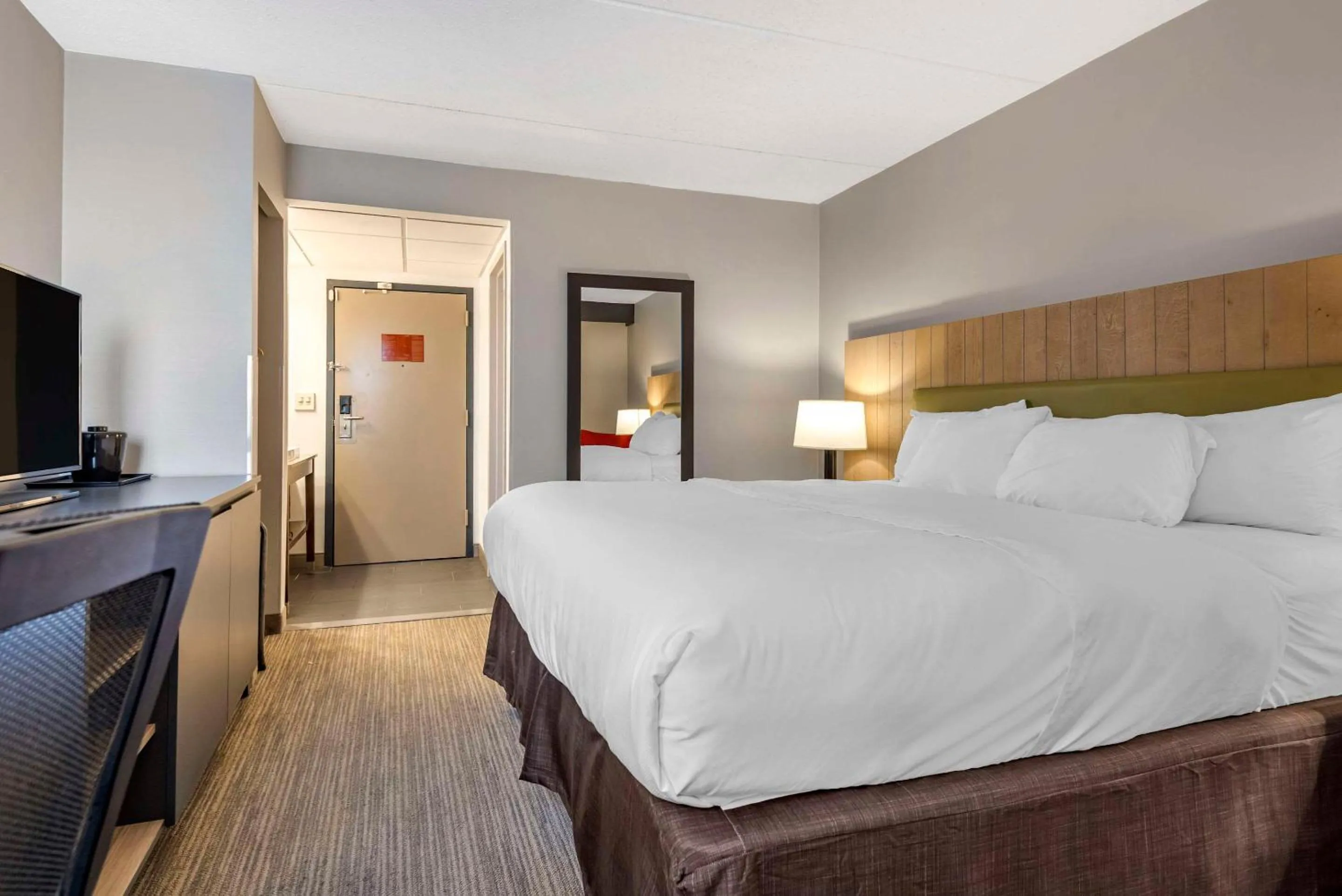 Bedroom, Bed in Comfort Inn & Suites Liverpool - Syracuse North