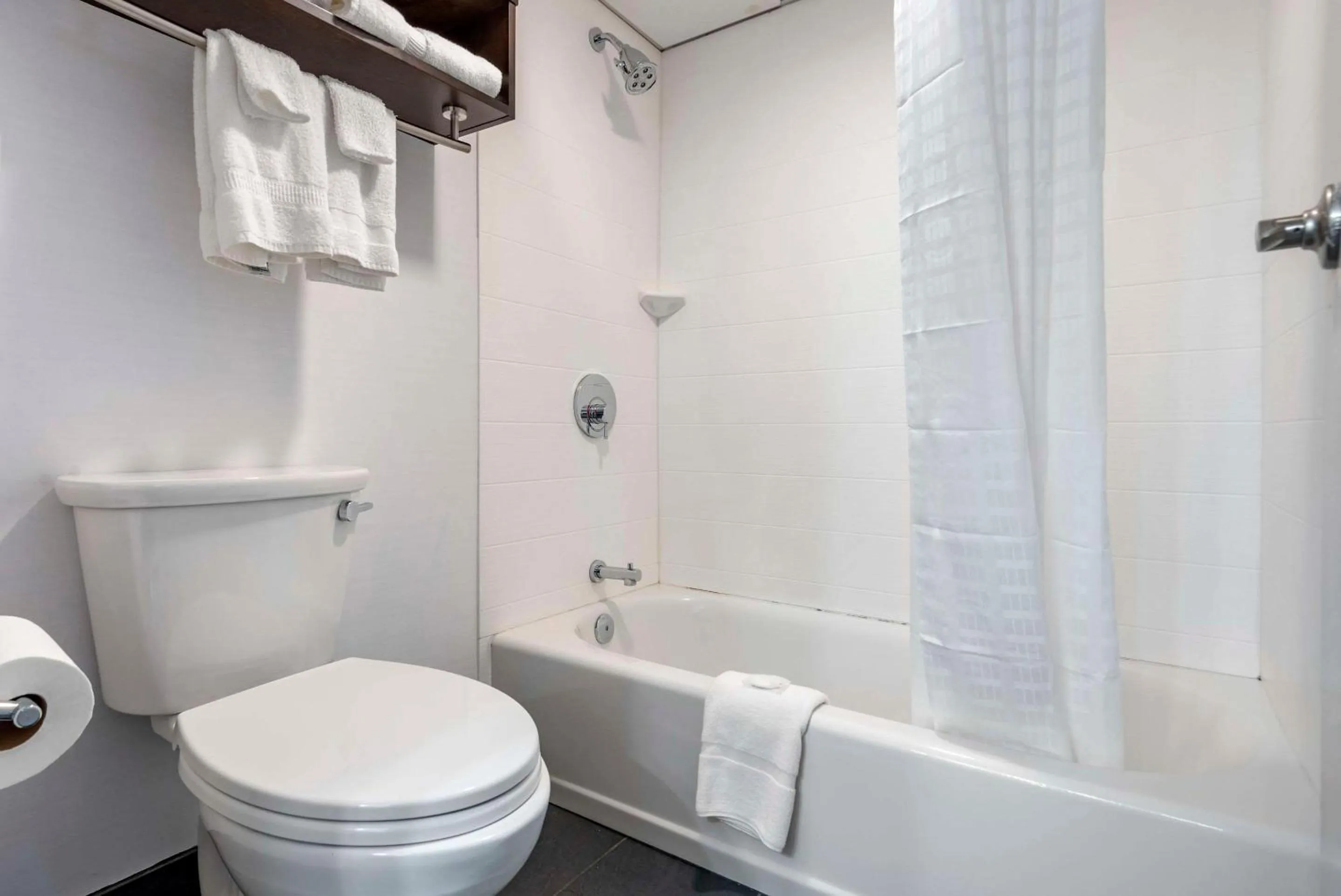 Bedroom in Comfort Inn & Suites Liverpool - Syracuse North