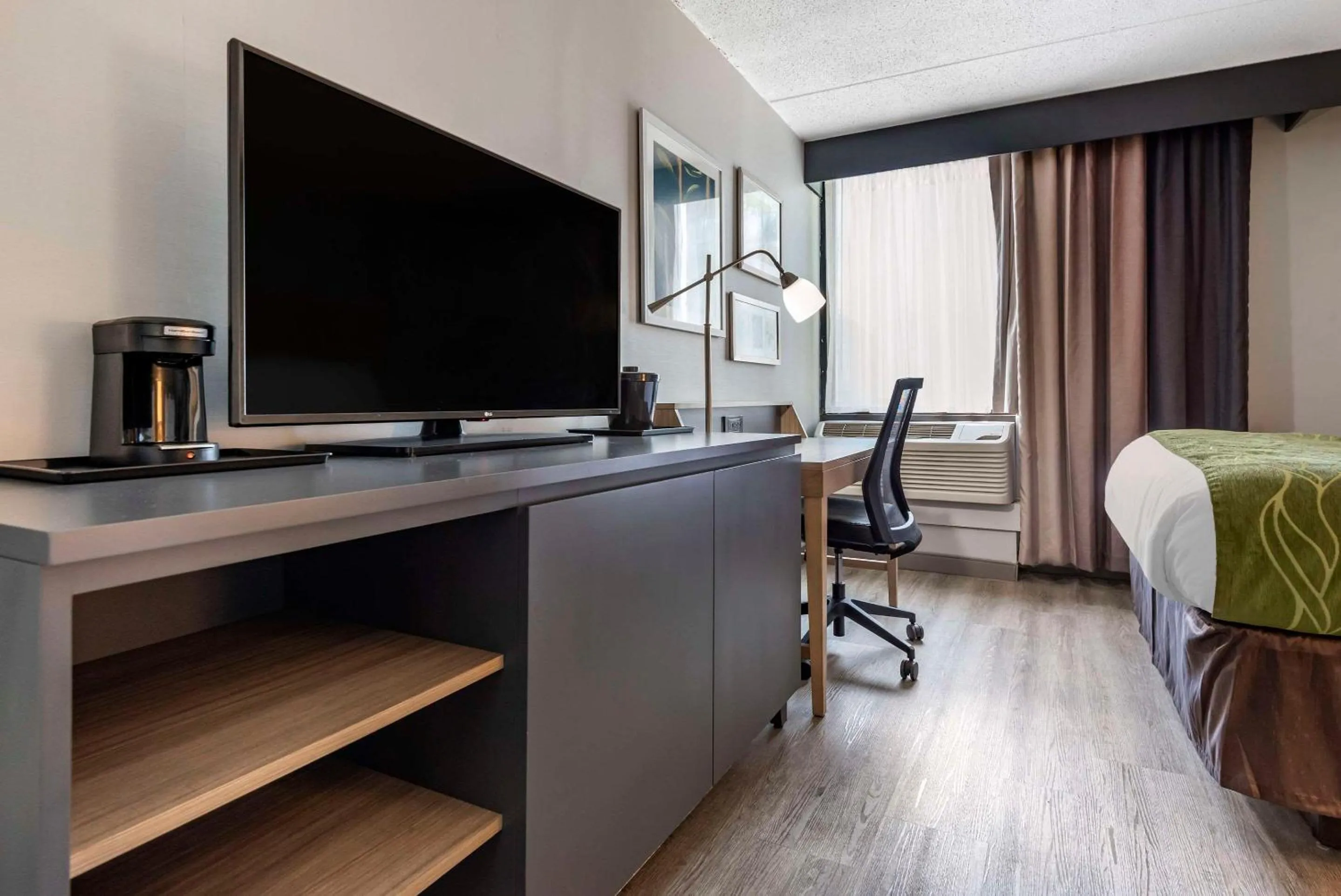 Bedroom in Comfort Inn & Suites Liverpool - Syracuse North