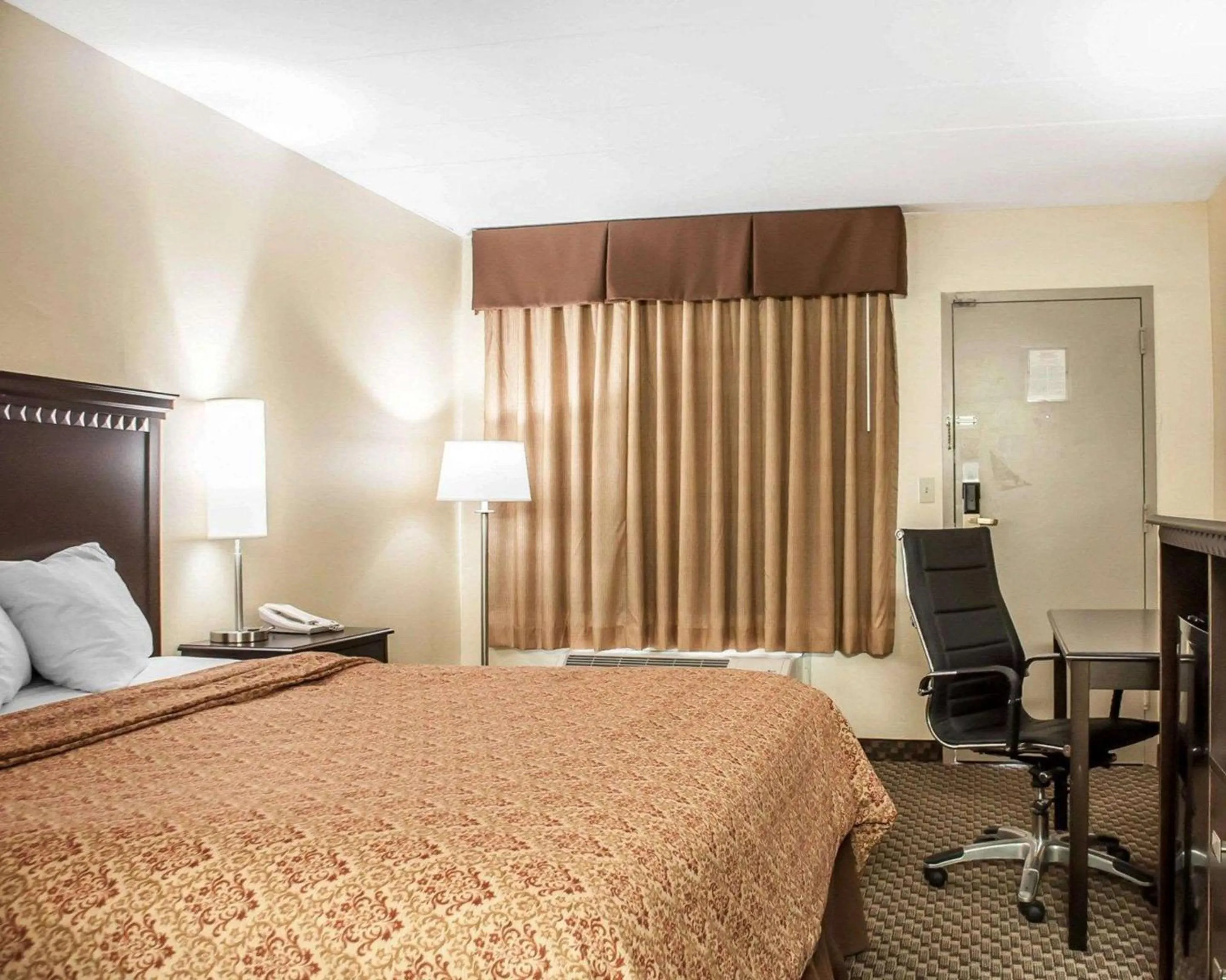 Bedroom, Bed in Econo Lodge Elmira-Corning