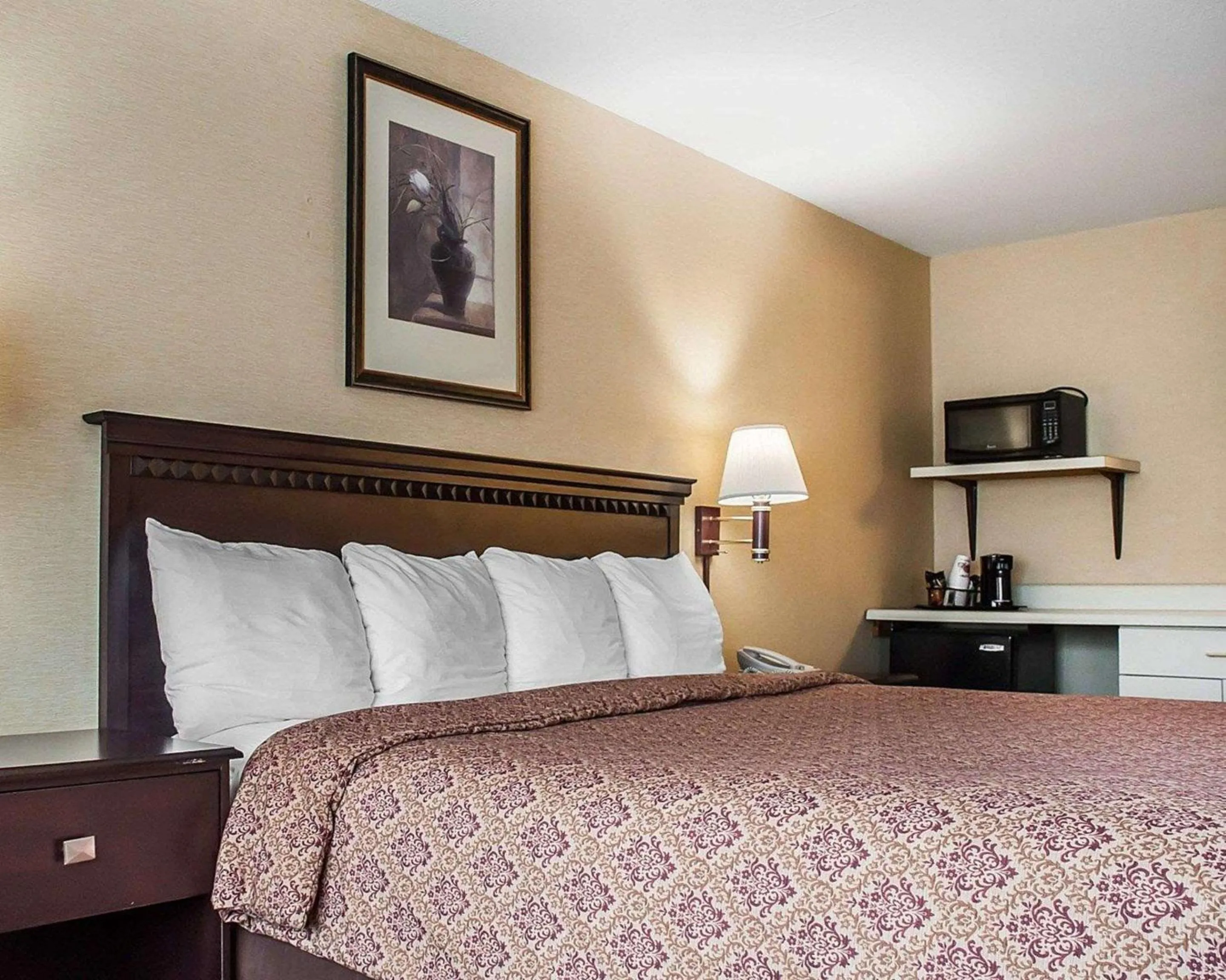 Bedroom, Bed in Econo Lodge Elmira-Corning