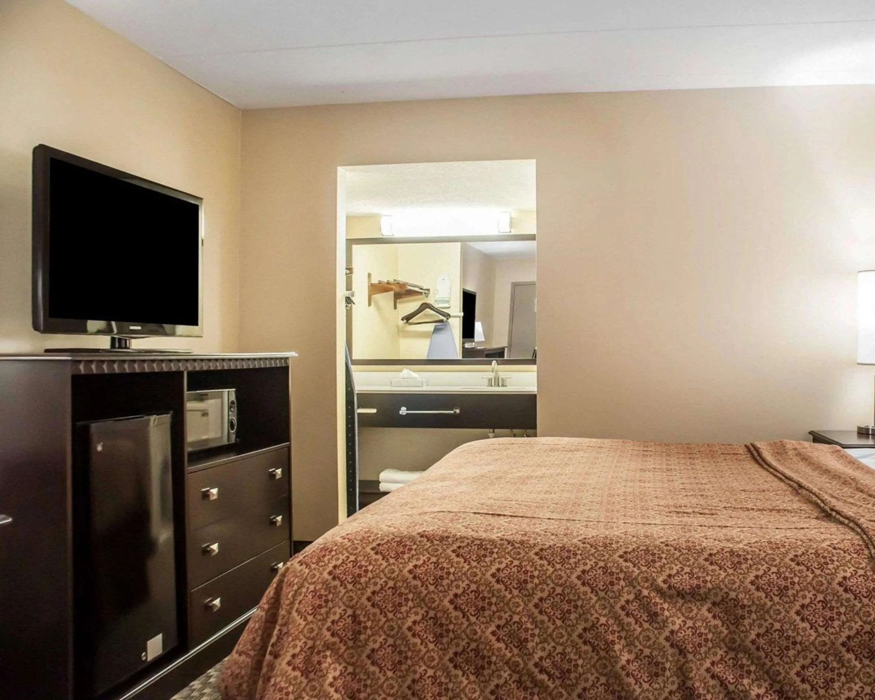 Bedroom, Bed in Econo Lodge Elmira-Corning