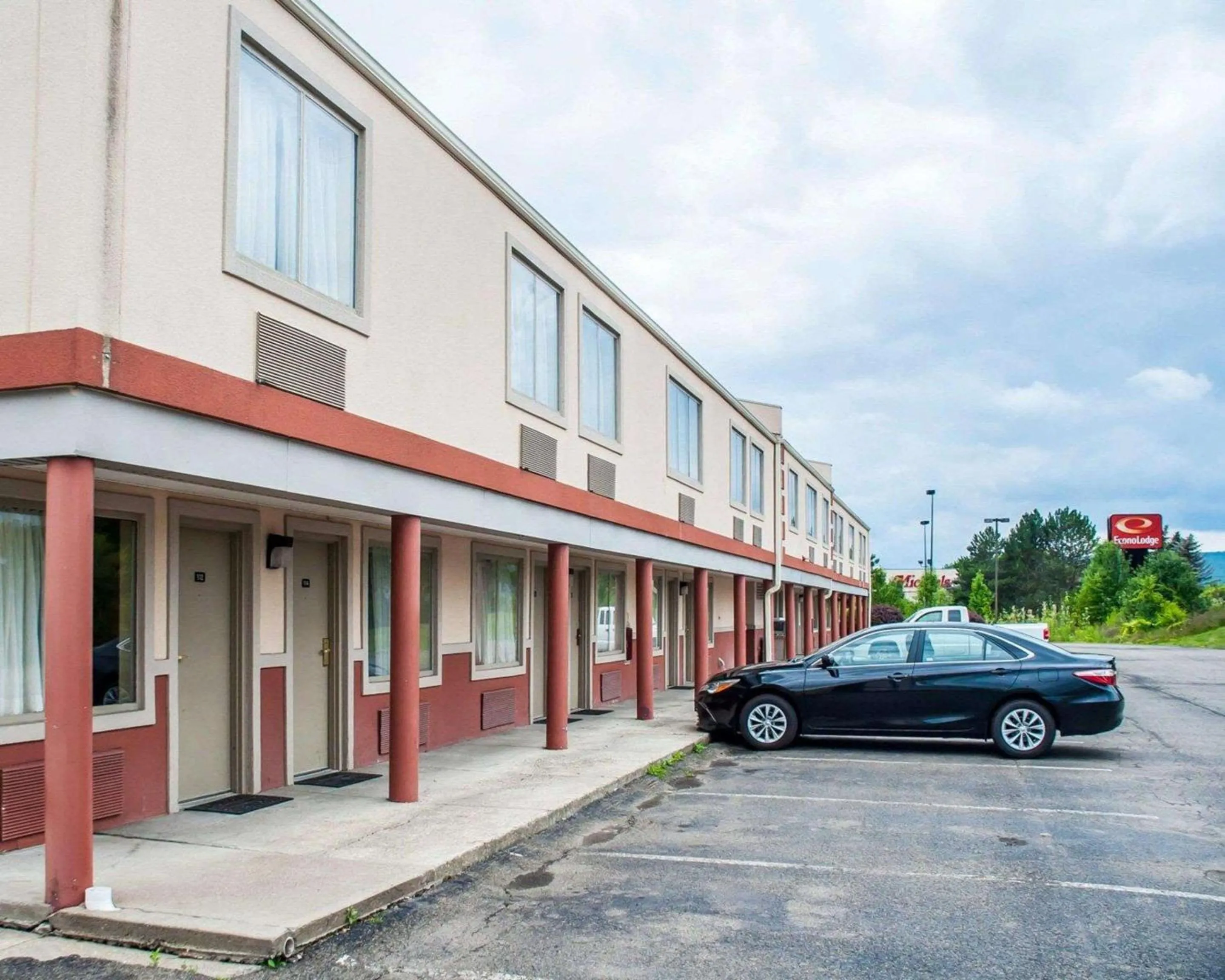 Property building in Econo Lodge Elmira-Corning