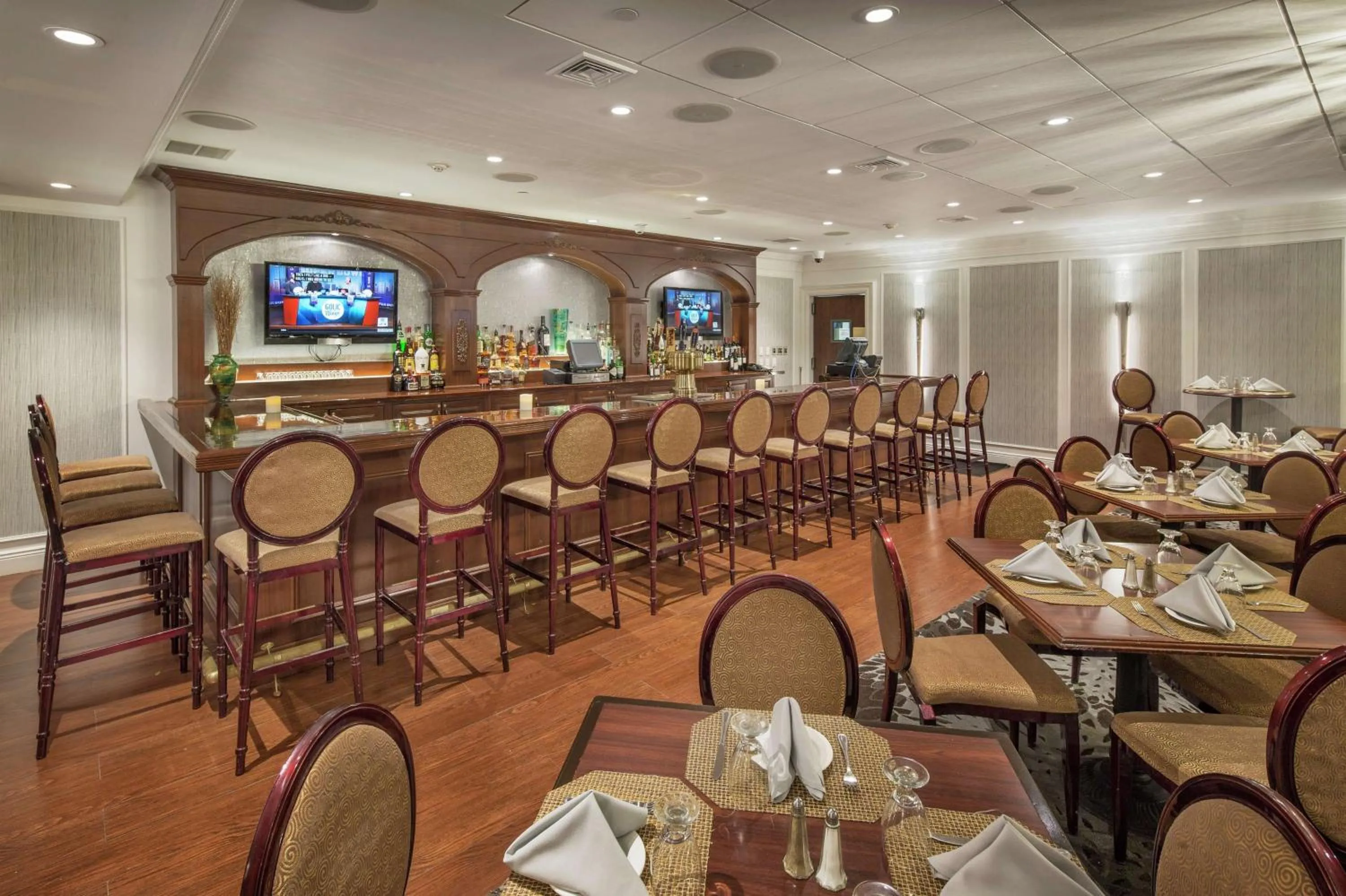 Lounge or bar in DoubleTree by Hilton Nanuet