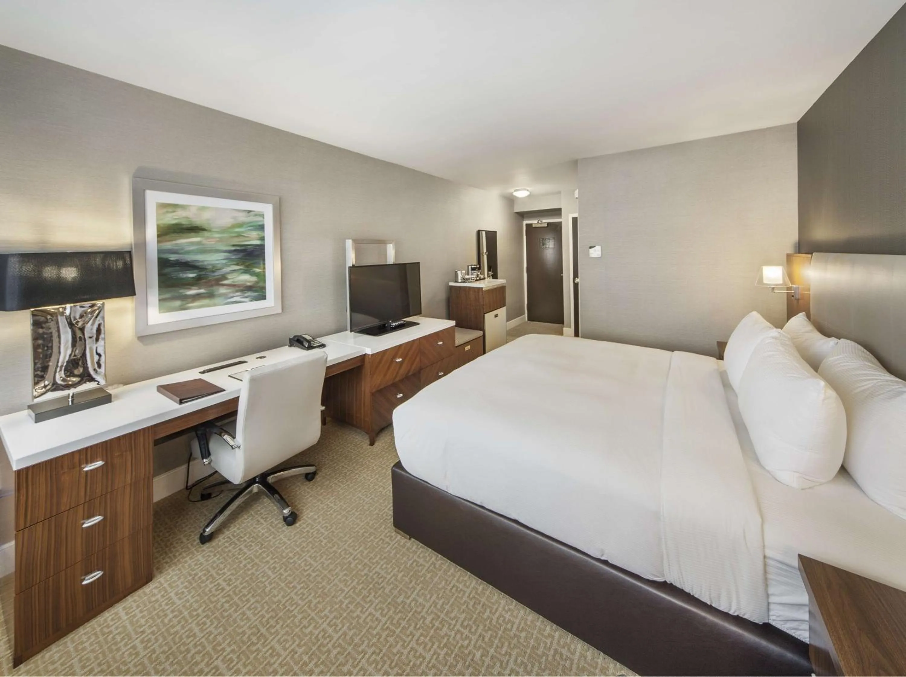 Bedroom, Bed in DoubleTree by Hilton Nanuet