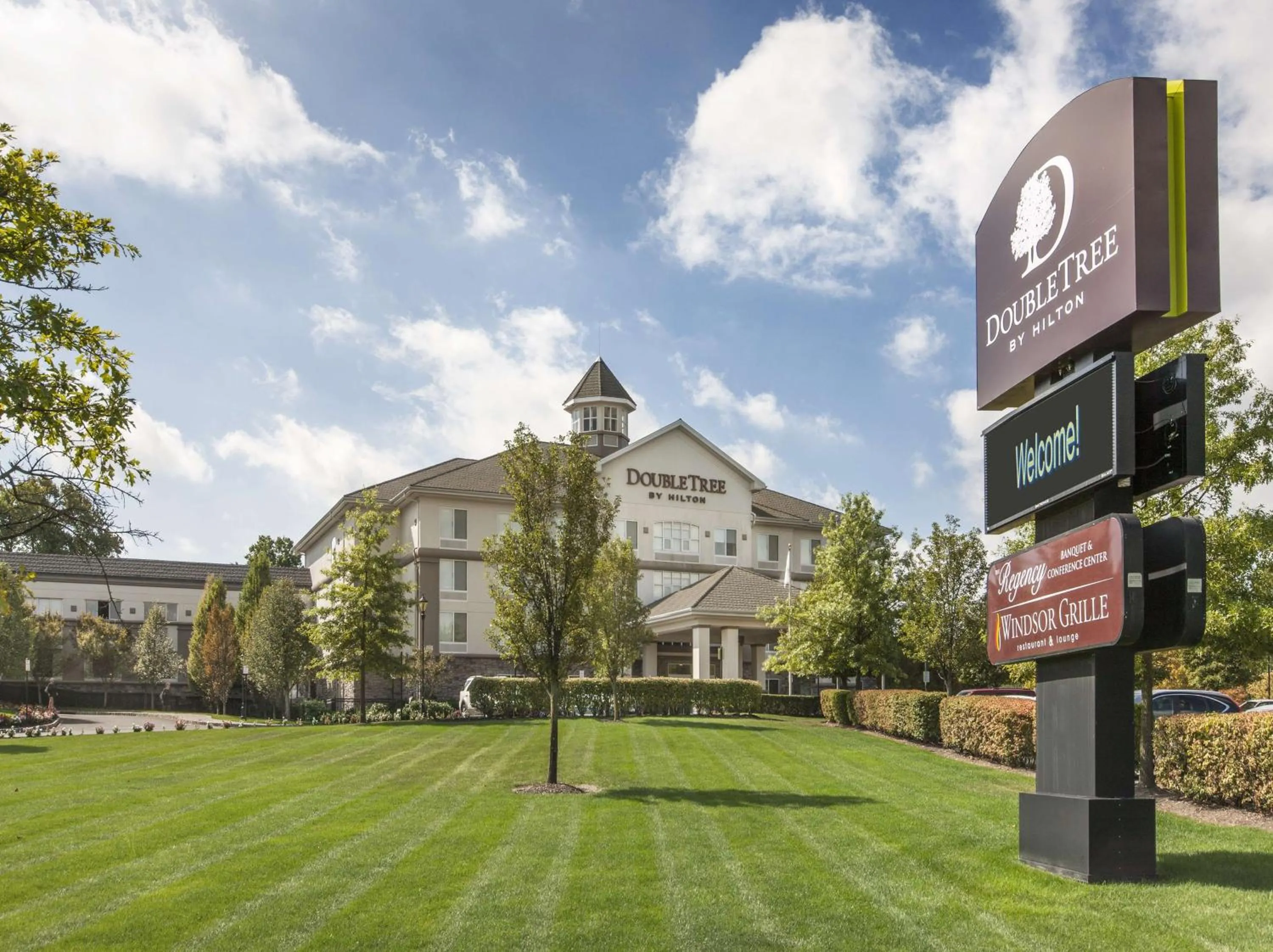 Property building in DoubleTree by Hilton Nanuet