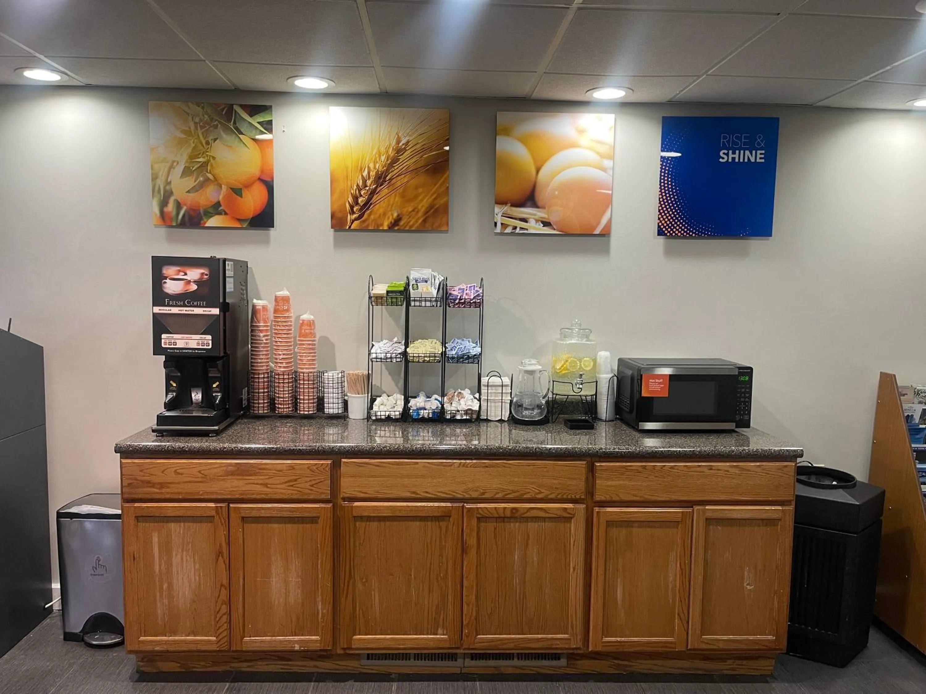 Coffee/tea facilities in Comfort Inn & Suites Syracuse-Carrier Circle