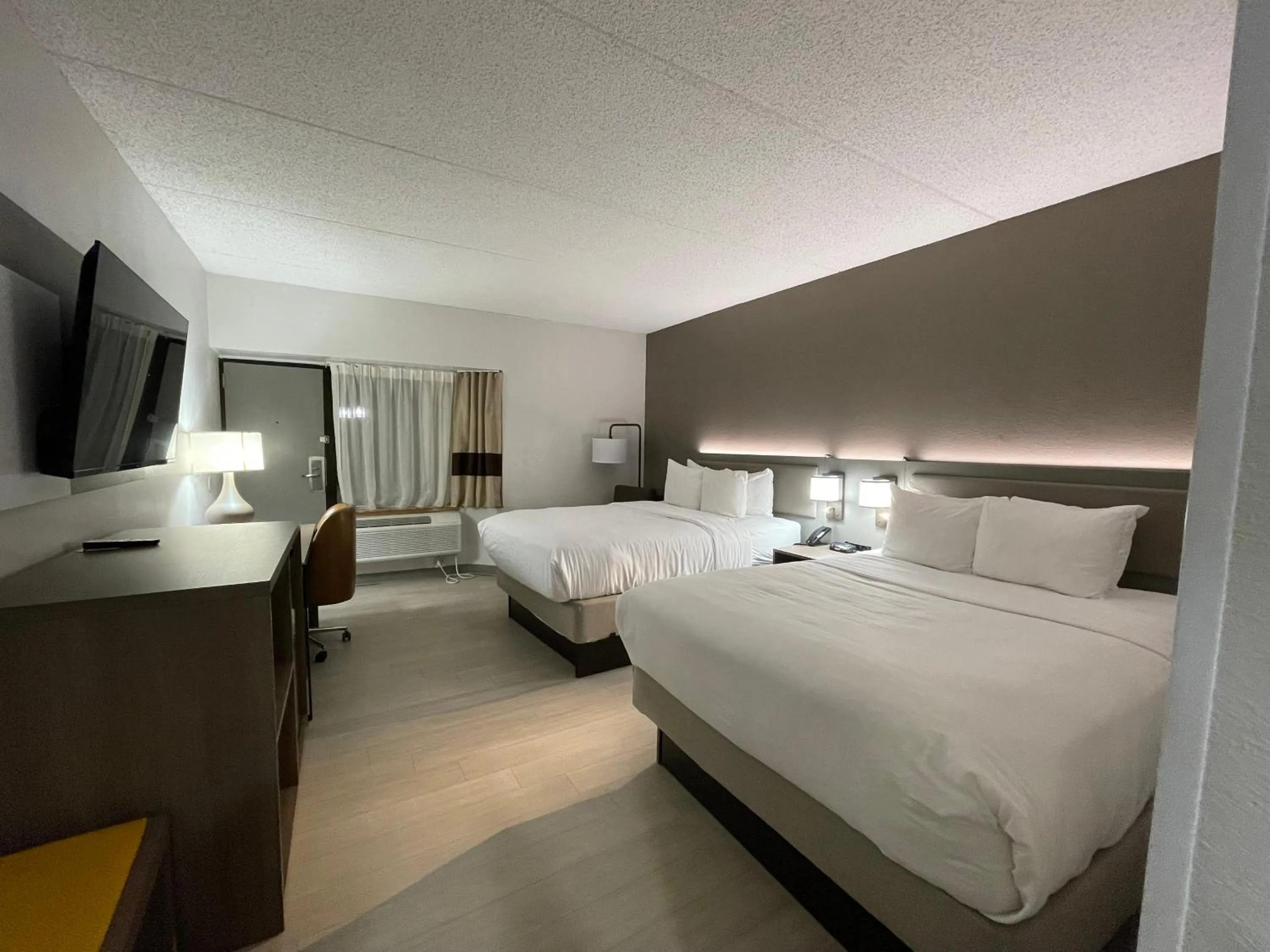 Photo of the whole room, Bed in Comfort Inn & Suites Syracuse-Carrier Circle