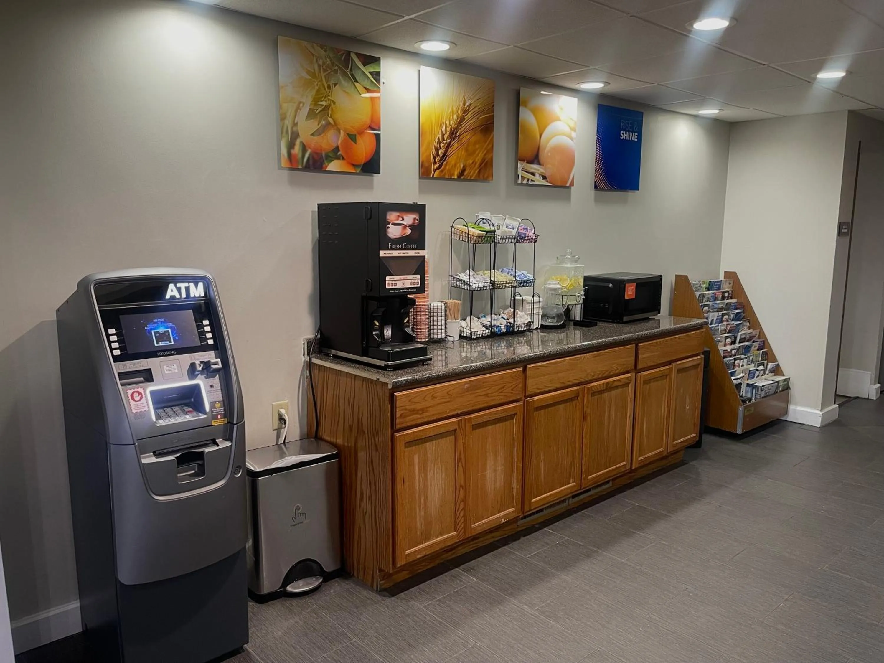 Coffee/tea facilities in Comfort Inn & Suites Syracuse-Carrier Circle