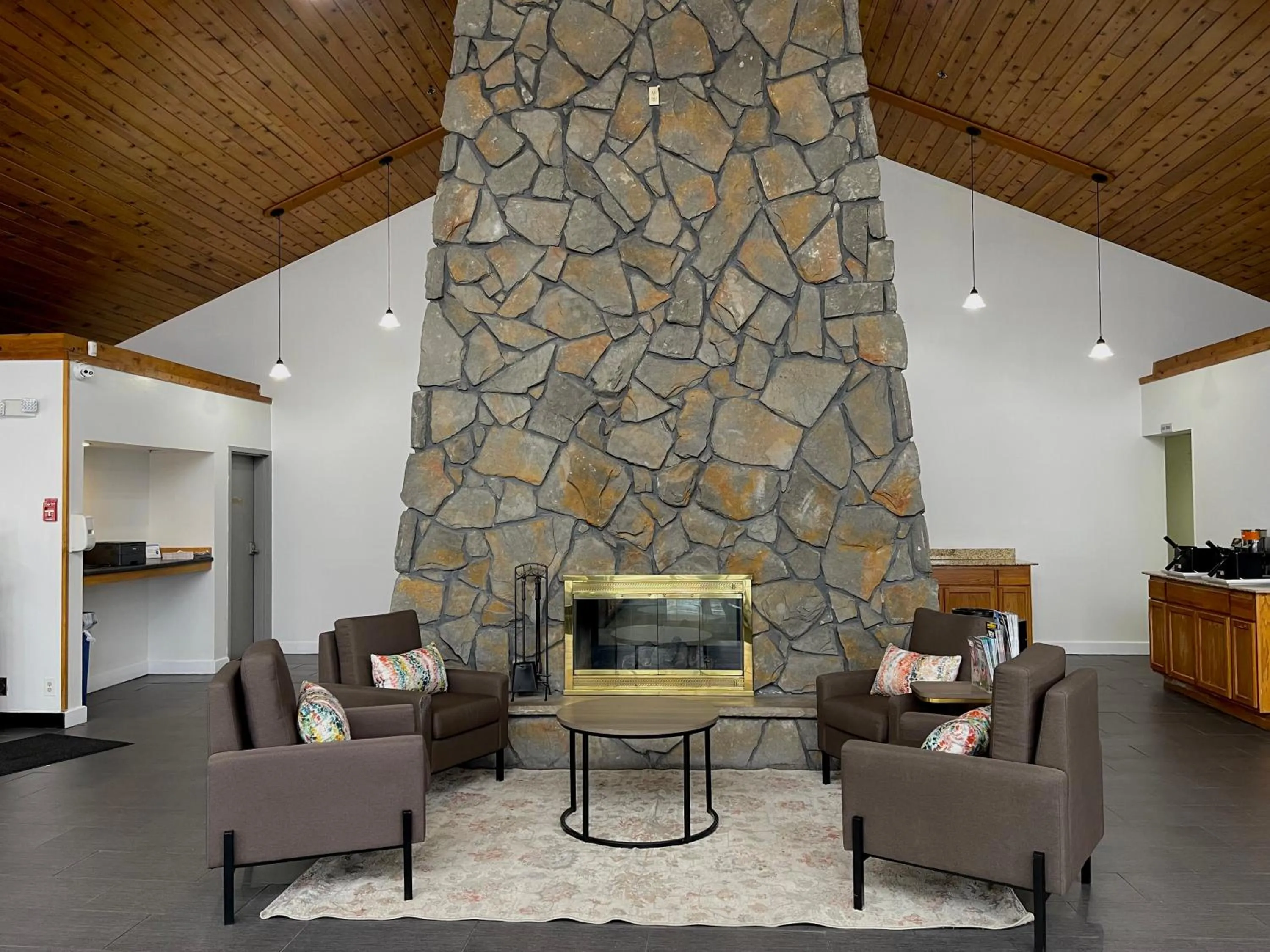 Seating area in Comfort Inn & Suites Syracuse-Carrier Circle