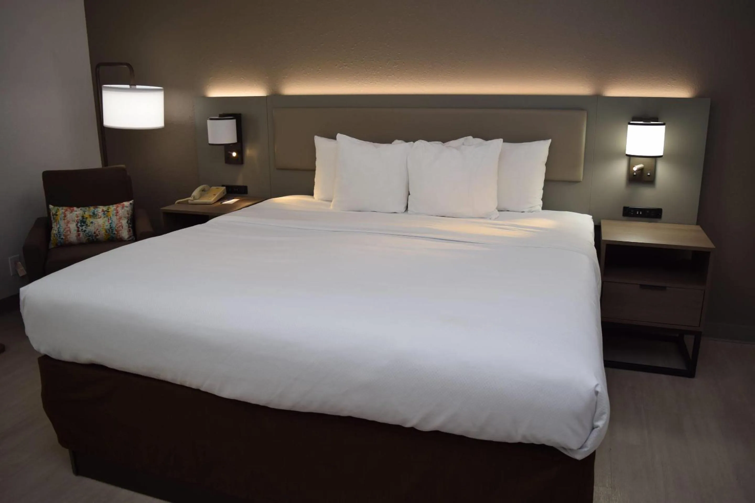Bedroom, Bed in Comfort Inn & Suites Syracuse-Carrier Circle