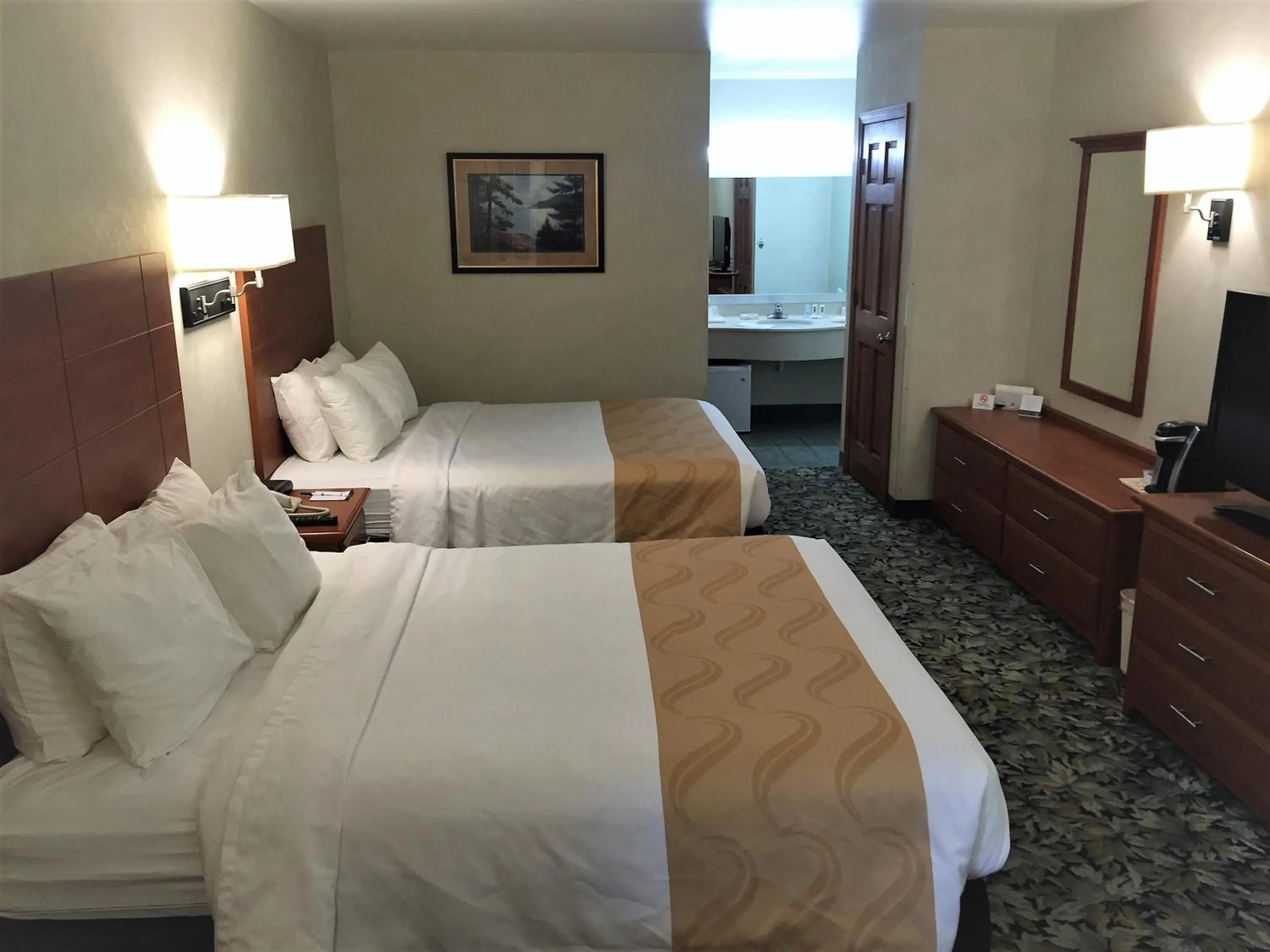 Photo of the whole room, Bed in Quality Inn Lake George