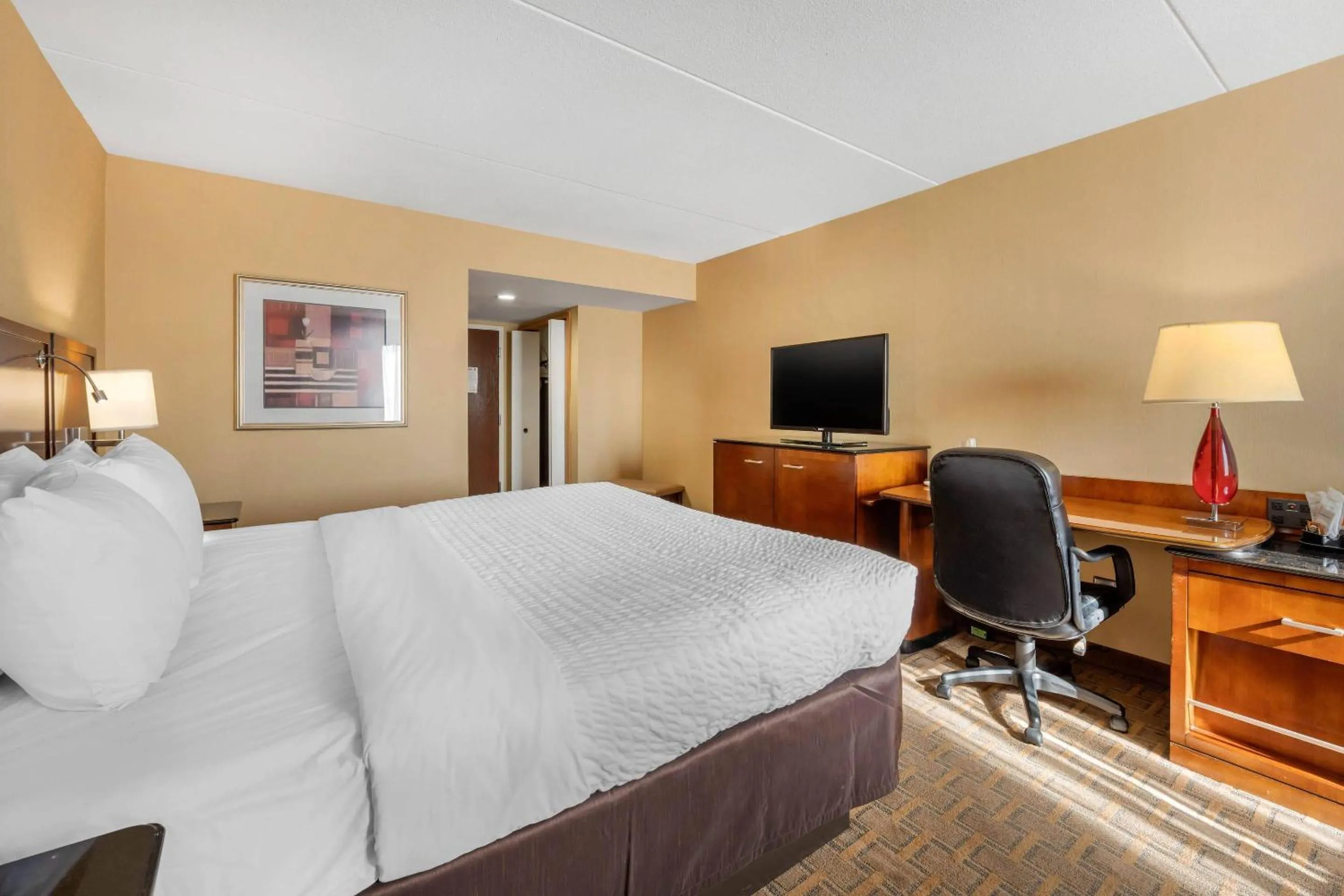 Bedroom, Bed in Clarion Hotel Conference Center on Lake Erie