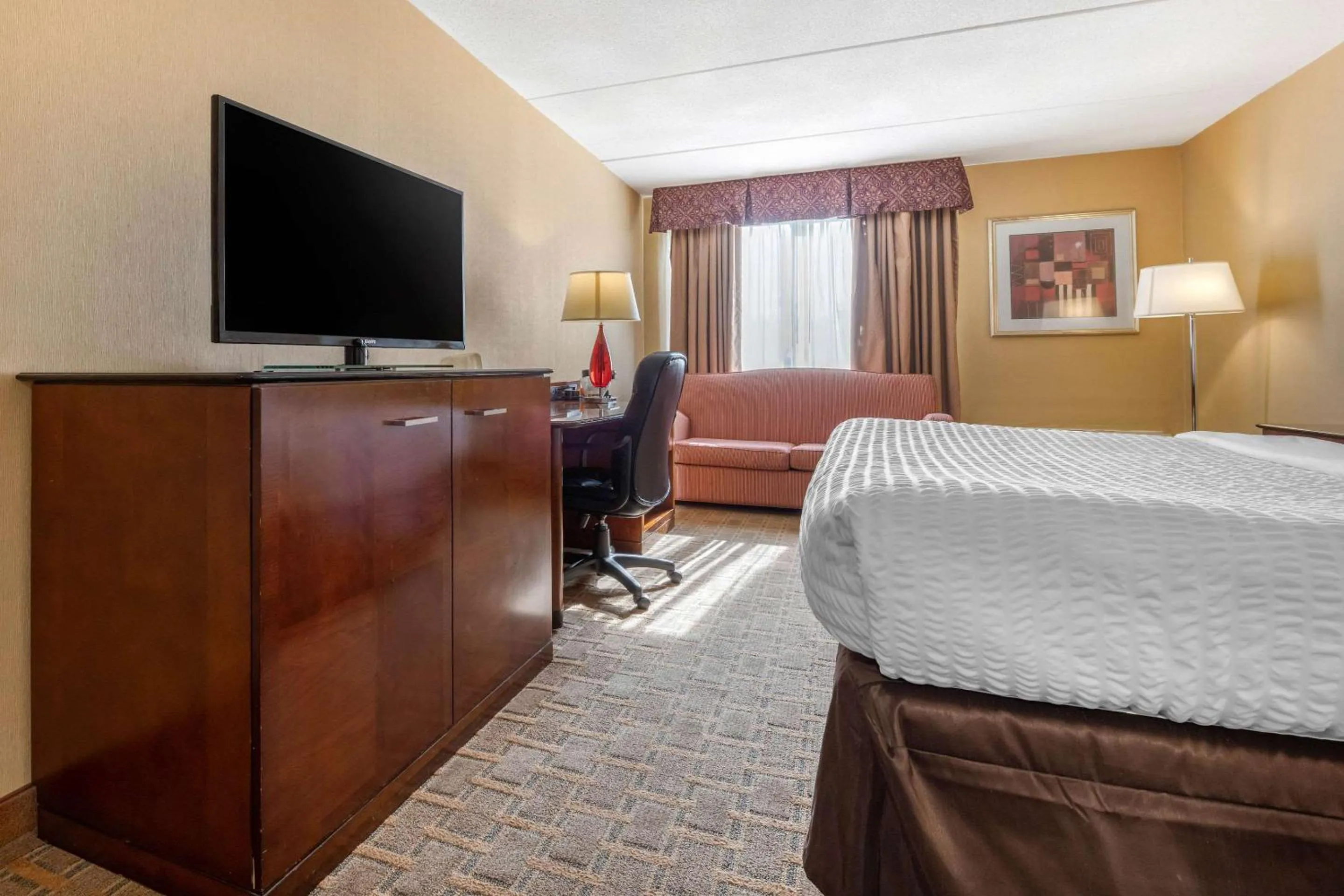 Photo of the whole room, Bed in Clarion Hotel Conference Center on Lake Erie