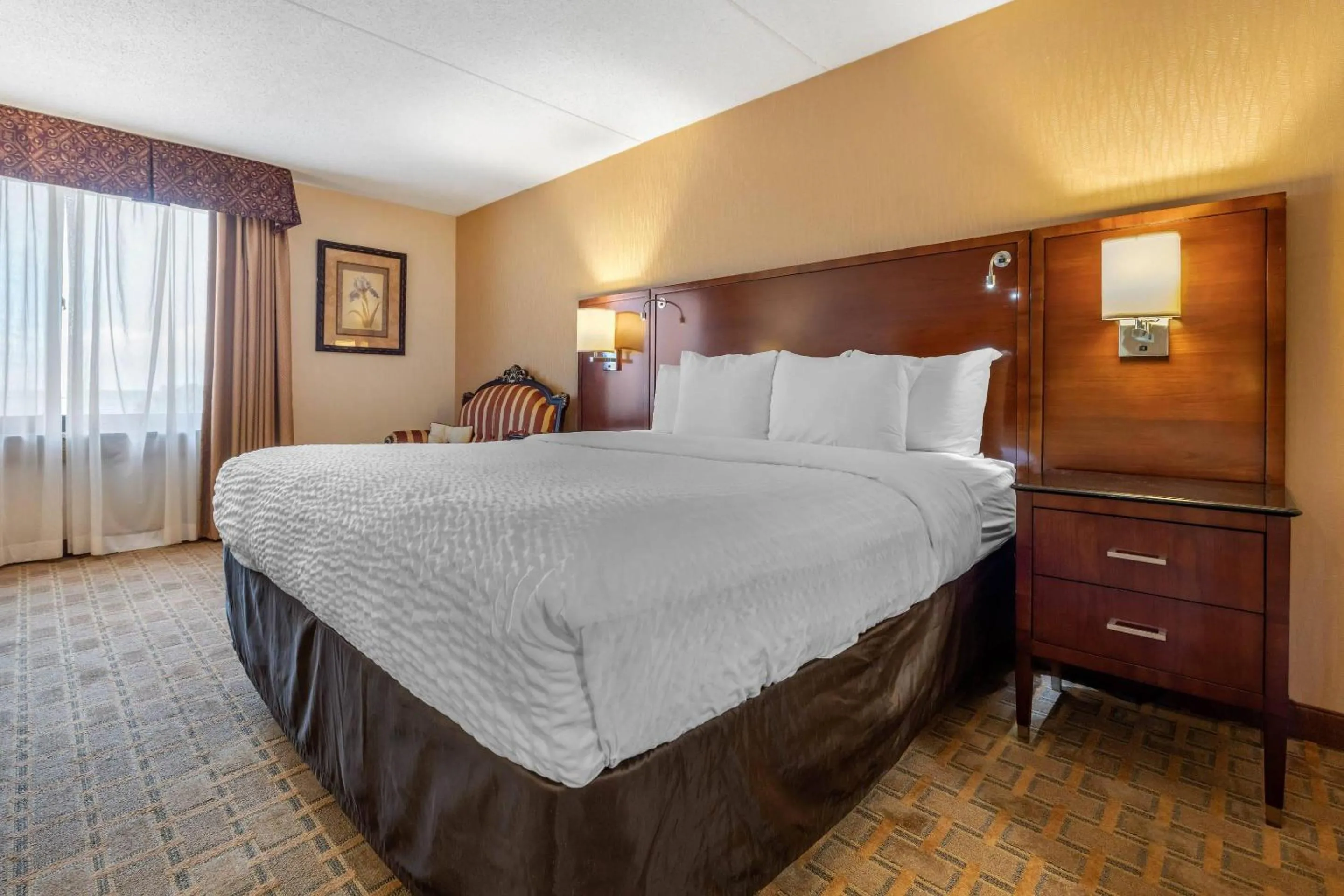 Bedroom, Bed in Clarion Hotel Conference Center on Lake Erie