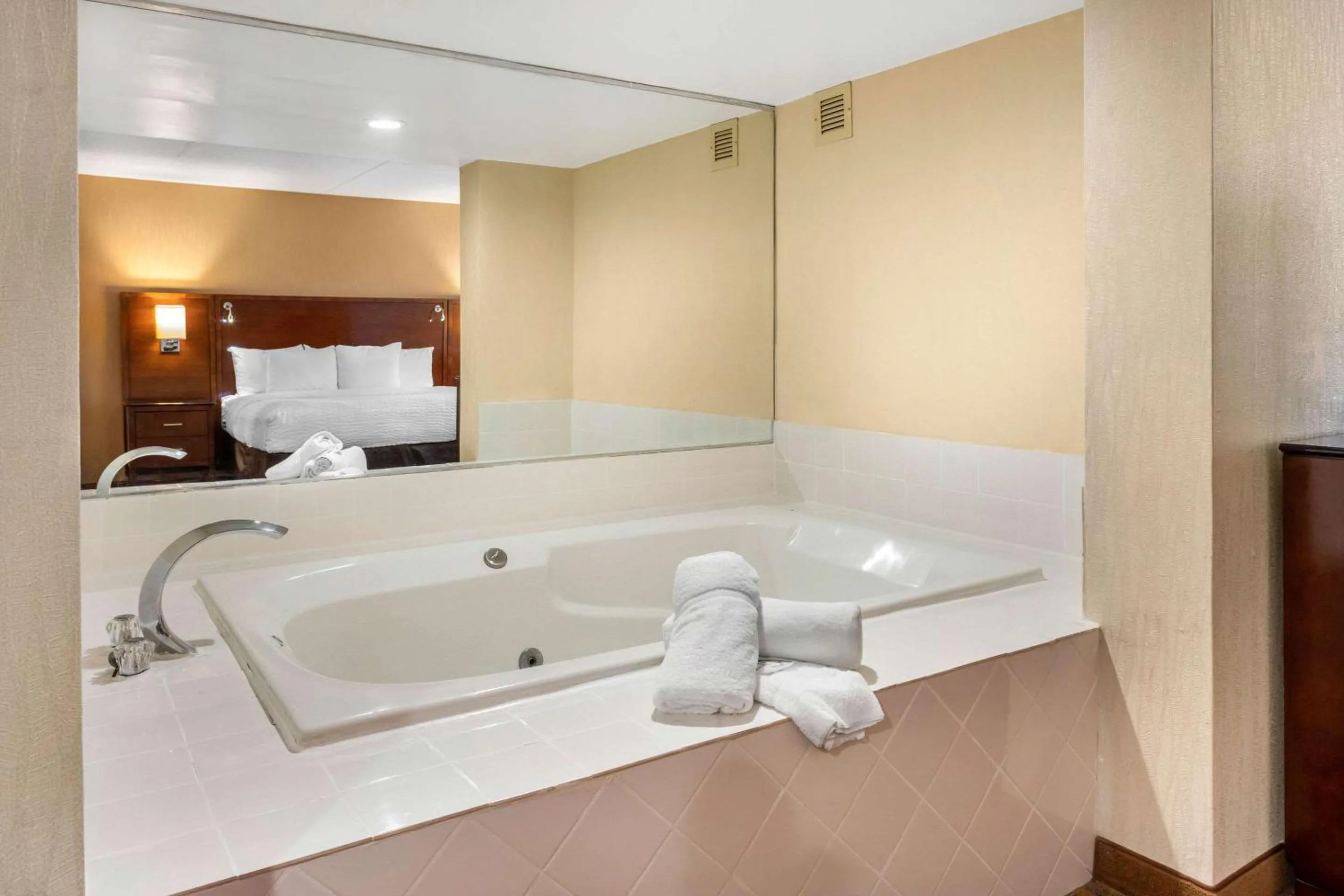 Photo of the whole room in Clarion Hotel Conference Center on Lake Erie