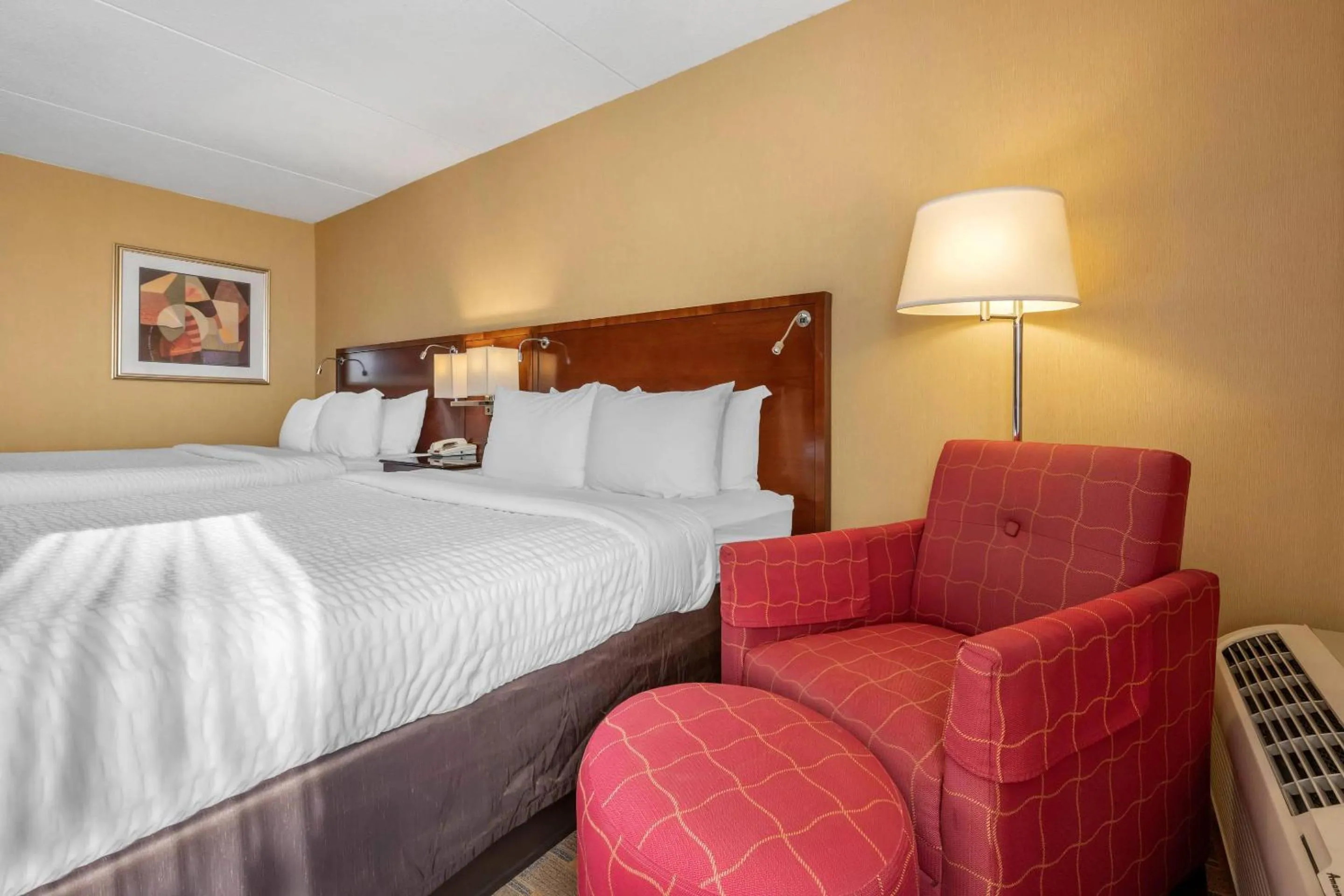 Bedroom, Bed in Clarion Hotel Conference Center on Lake Erie