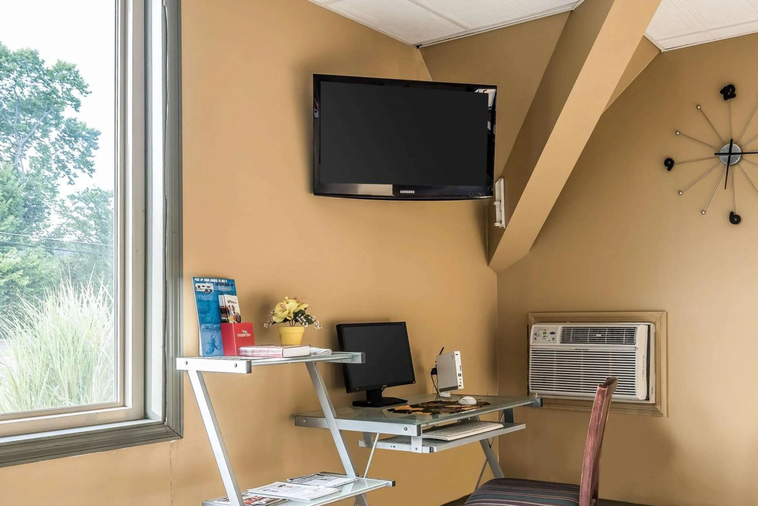 On site, TV/Entertainment Center in Econo Lodge Inn & Suites