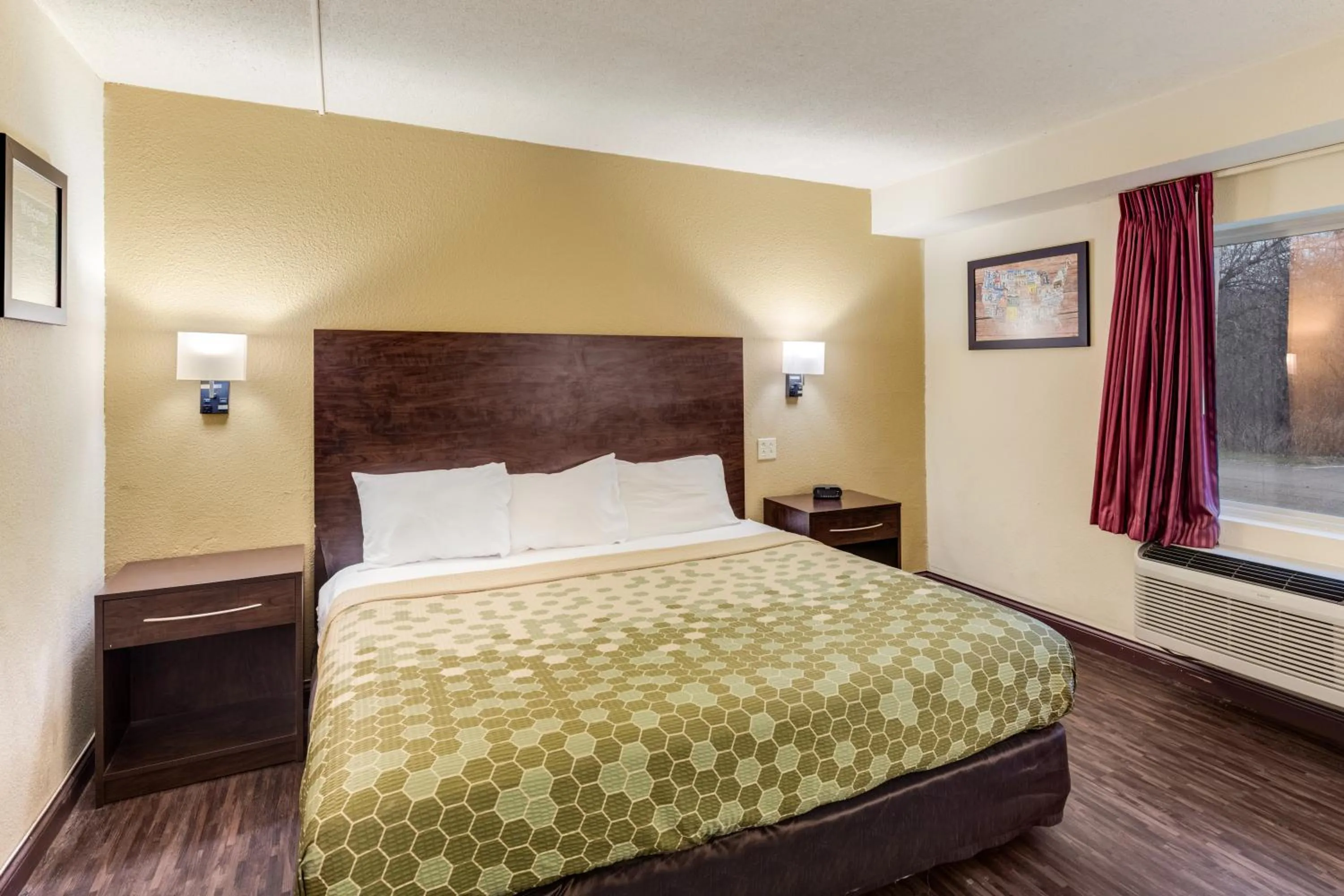 Bed in Econo Lodge Inn & Suites
