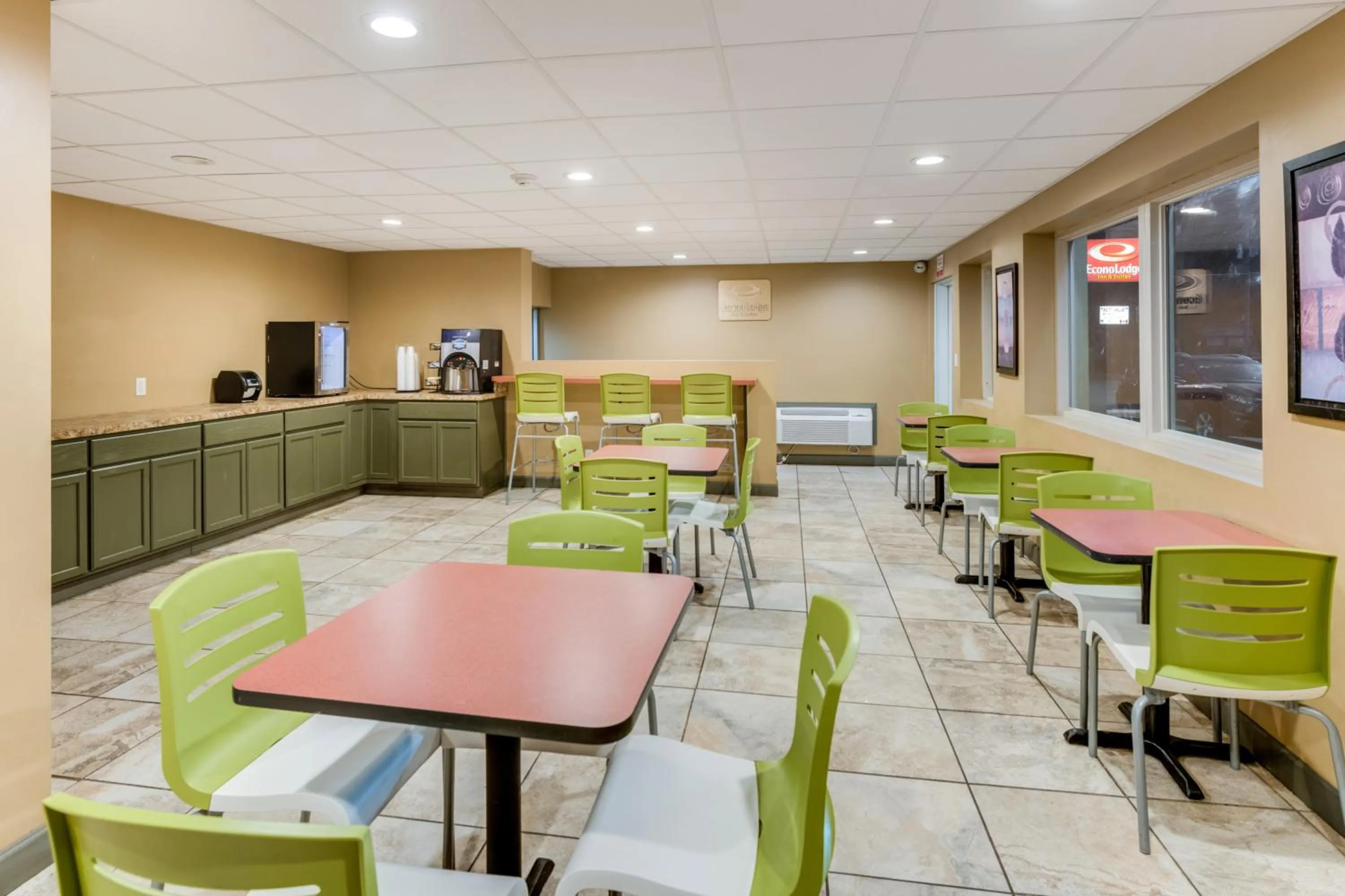 Breakfast in Econo Lodge Inn & Suites