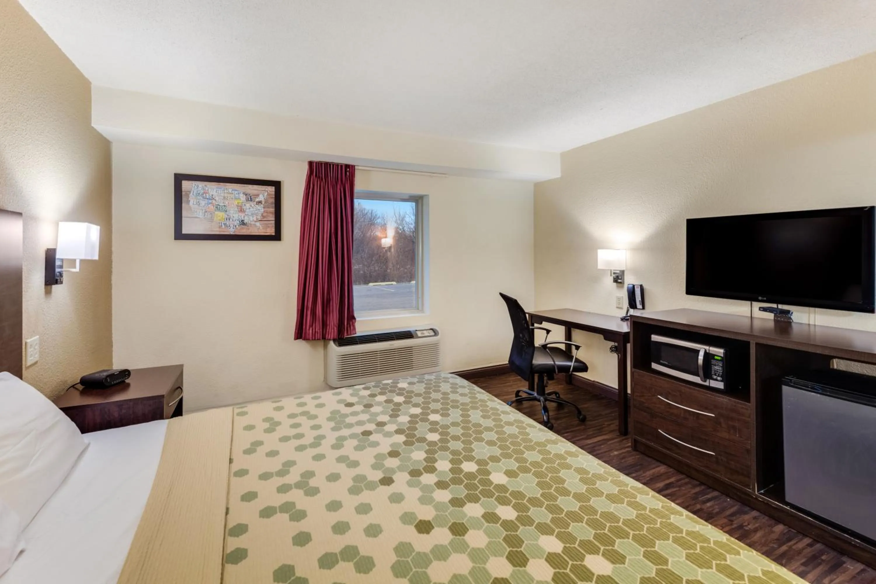 Bed, TV/Entertainment Center in Econo Lodge Inn & Suites