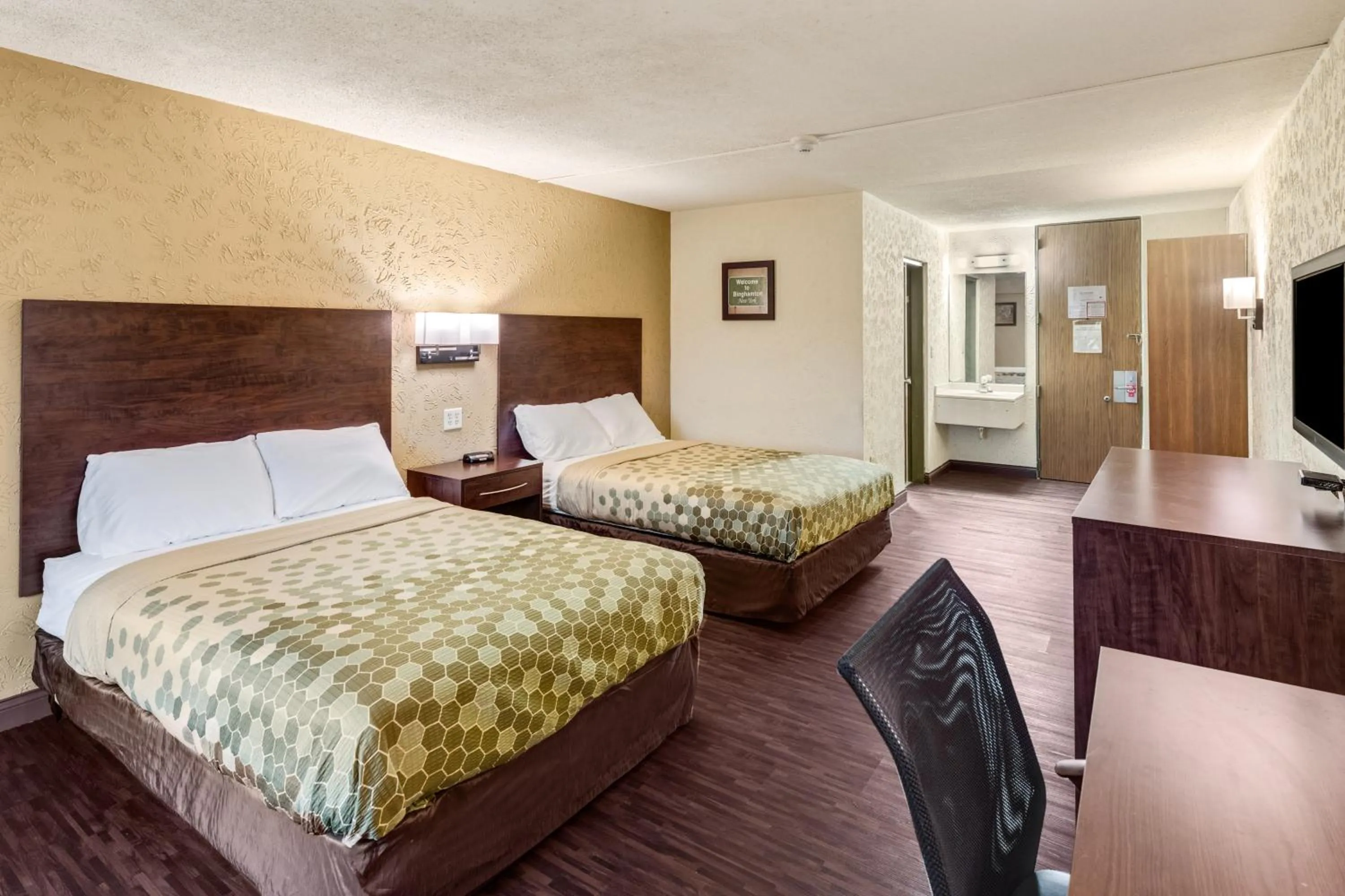 Bed in Econo Lodge Inn & Suites