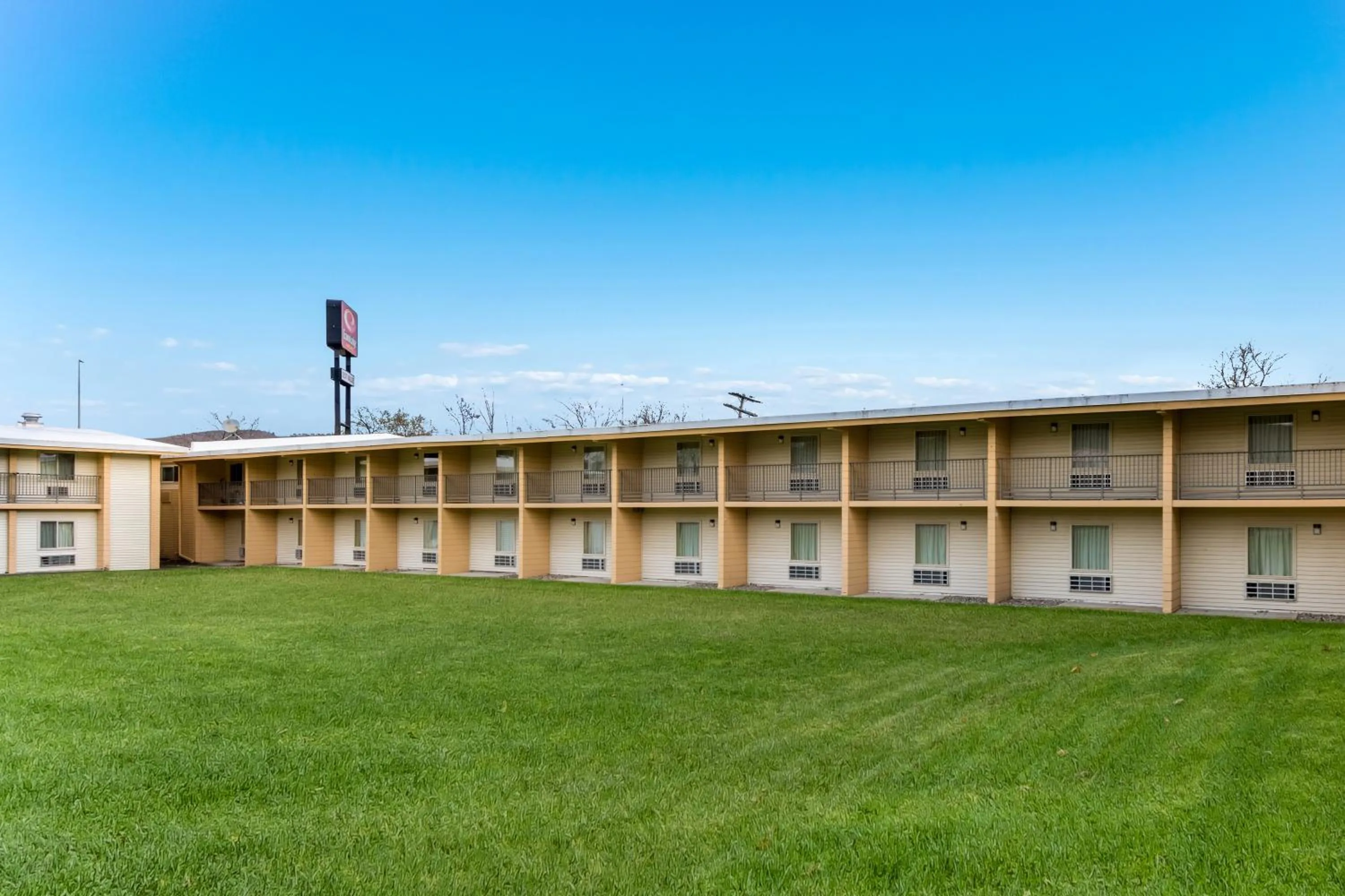 Property Building in Econo Lodge Inn & Suites