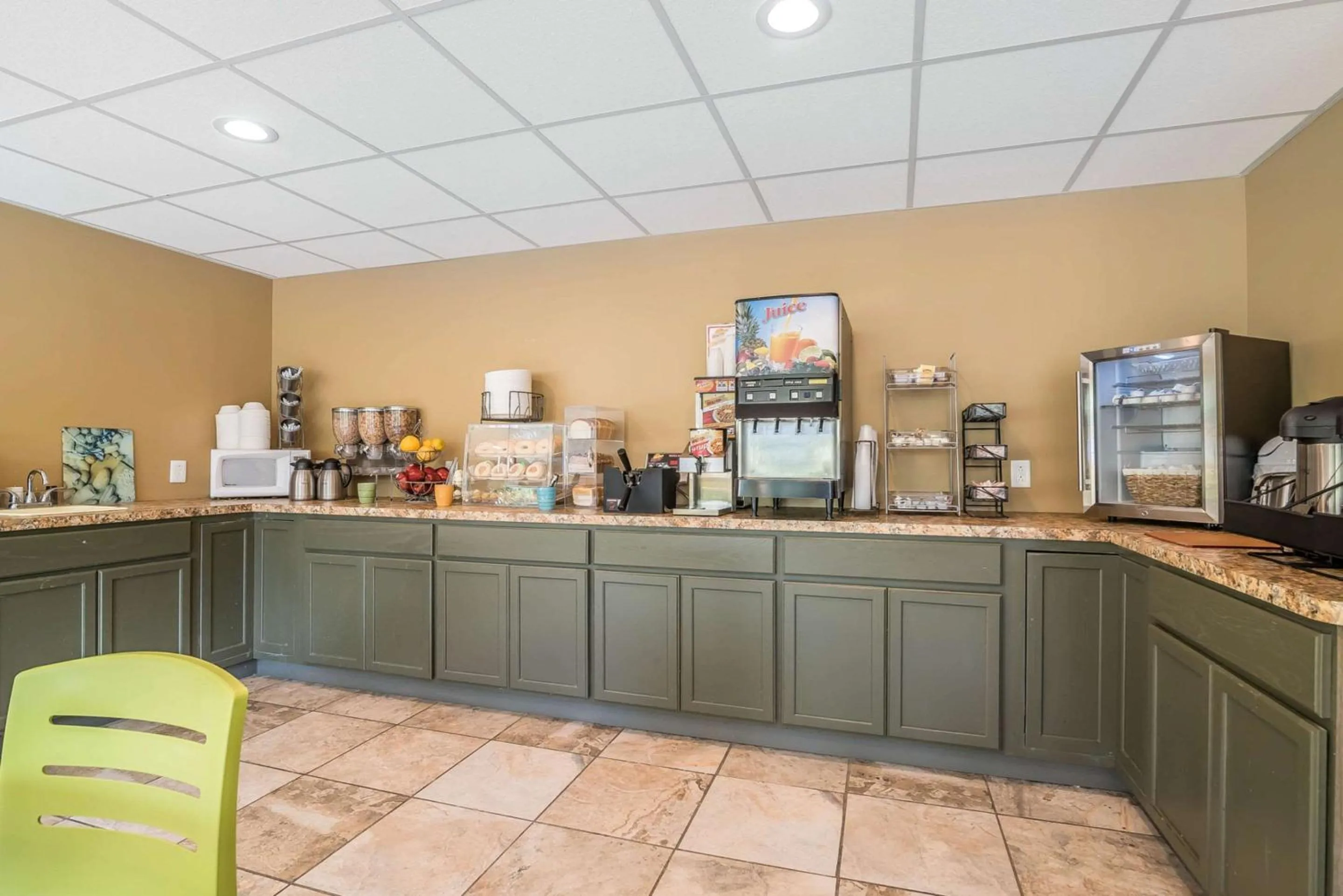 Restaurant/Places to Eat in Econo Lodge Inn & Suites