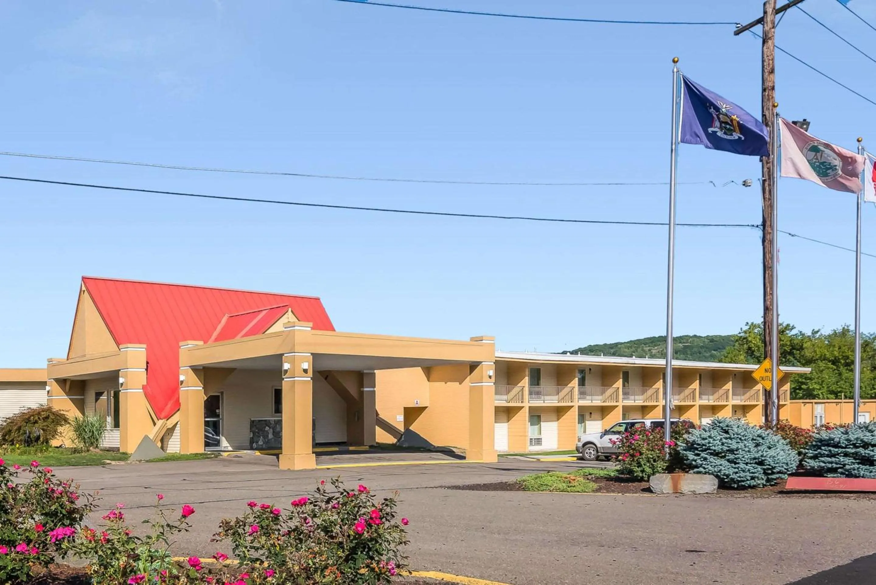Property Building in Econo Lodge Inn & Suites