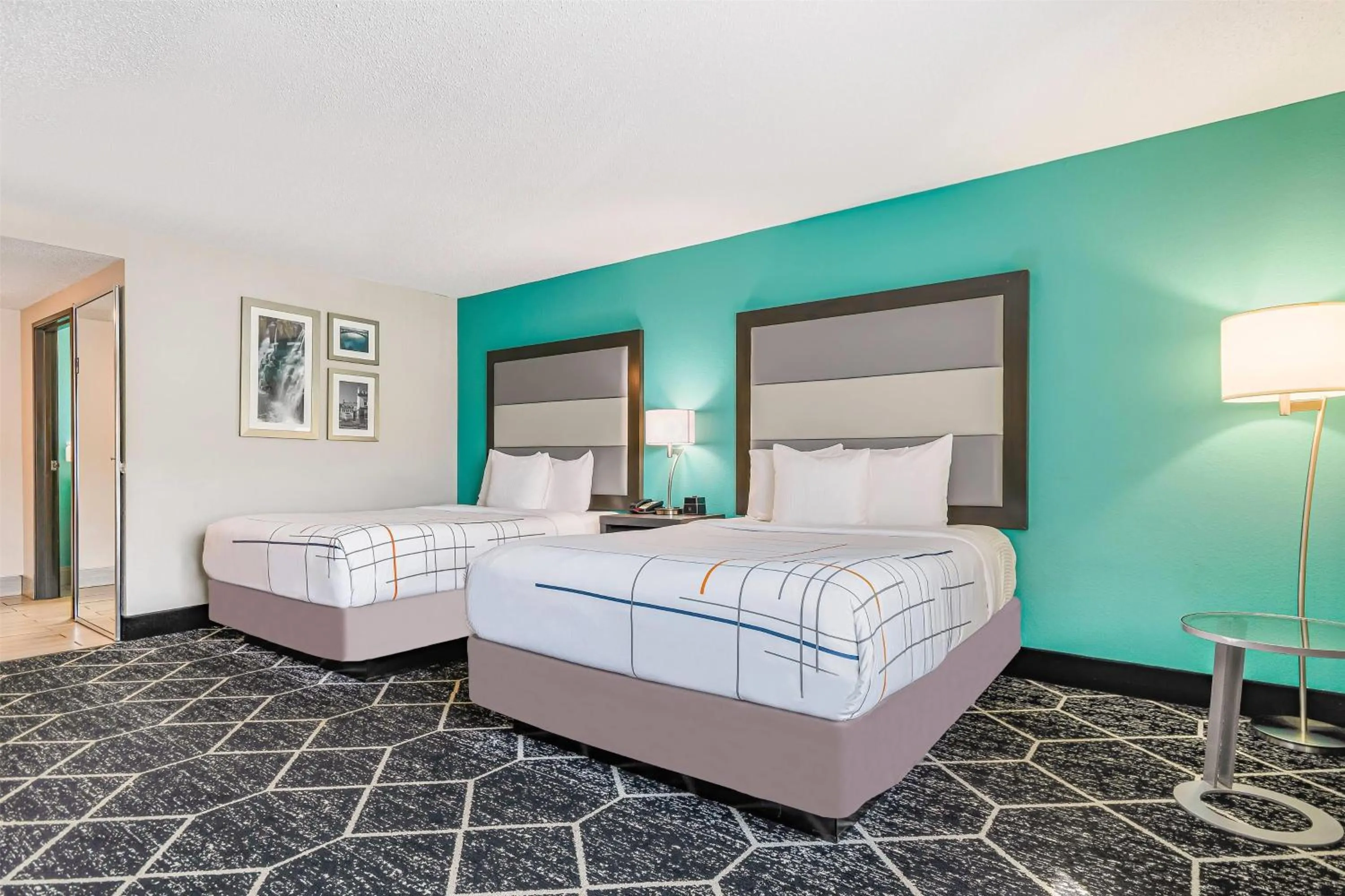 Photo of the whole room, Bed in La Quinta by Wyndham Batavia