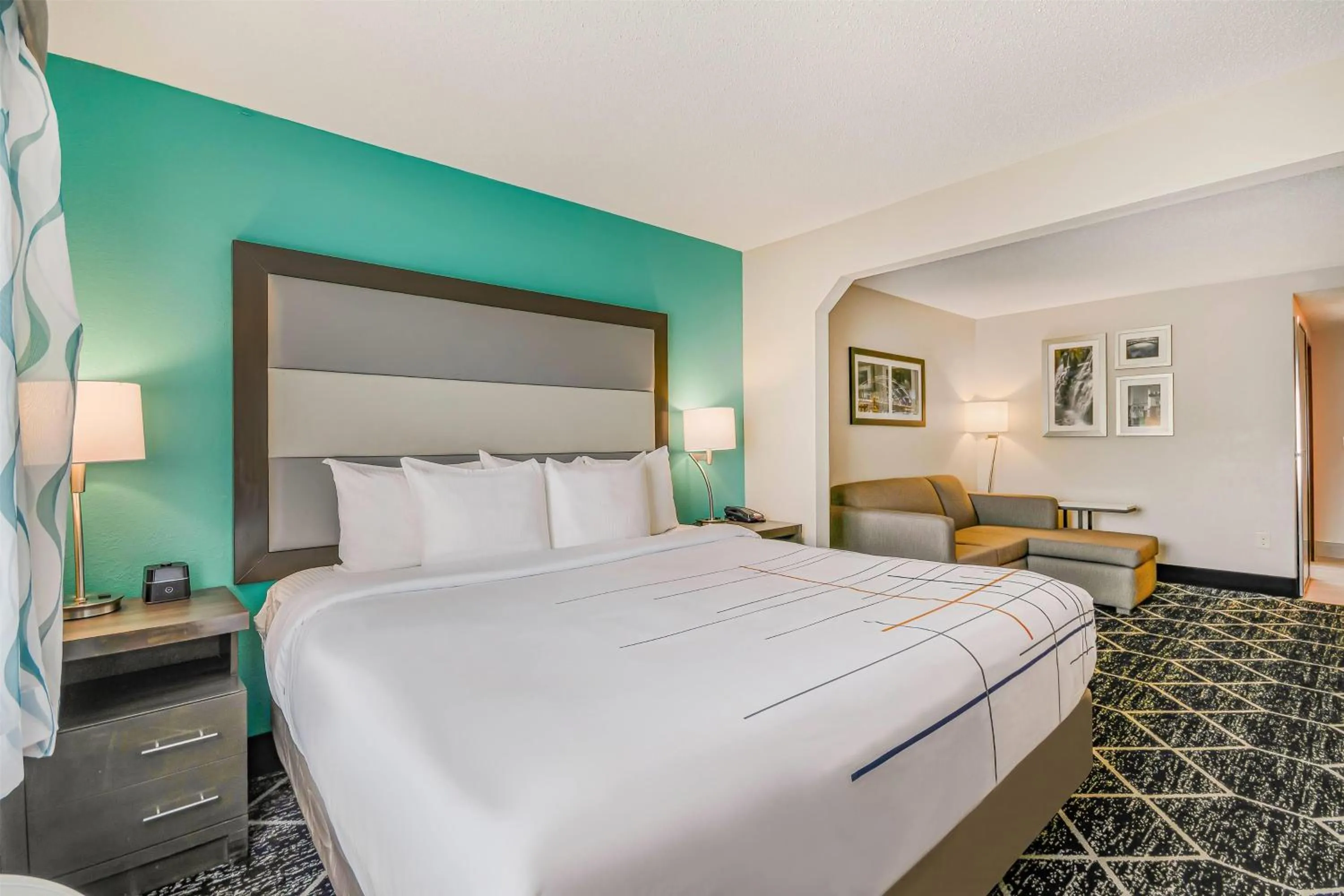 Photo of the whole room, Bed in La Quinta by Wyndham Batavia