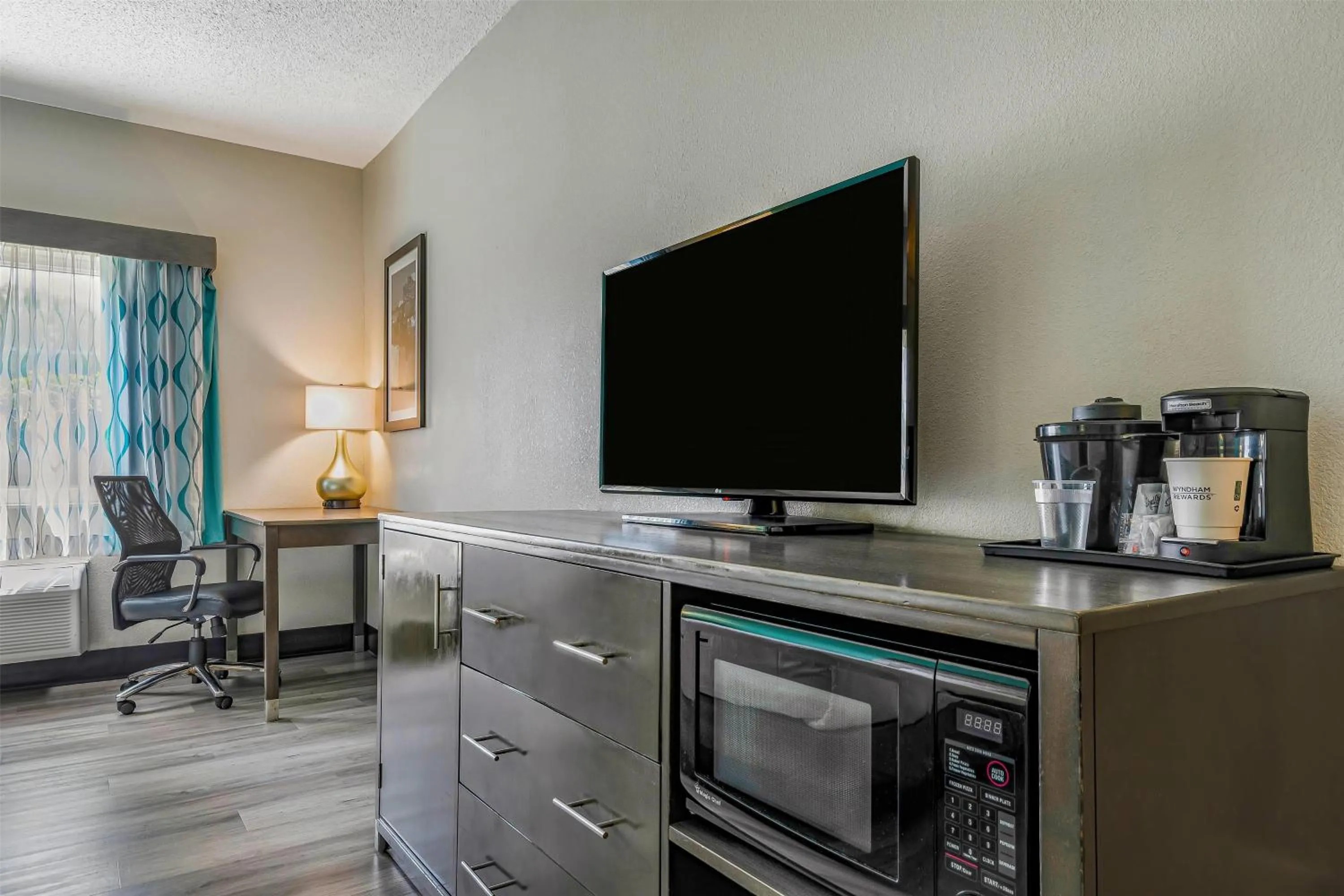 Photo of the whole room in La Quinta by Wyndham Batavia