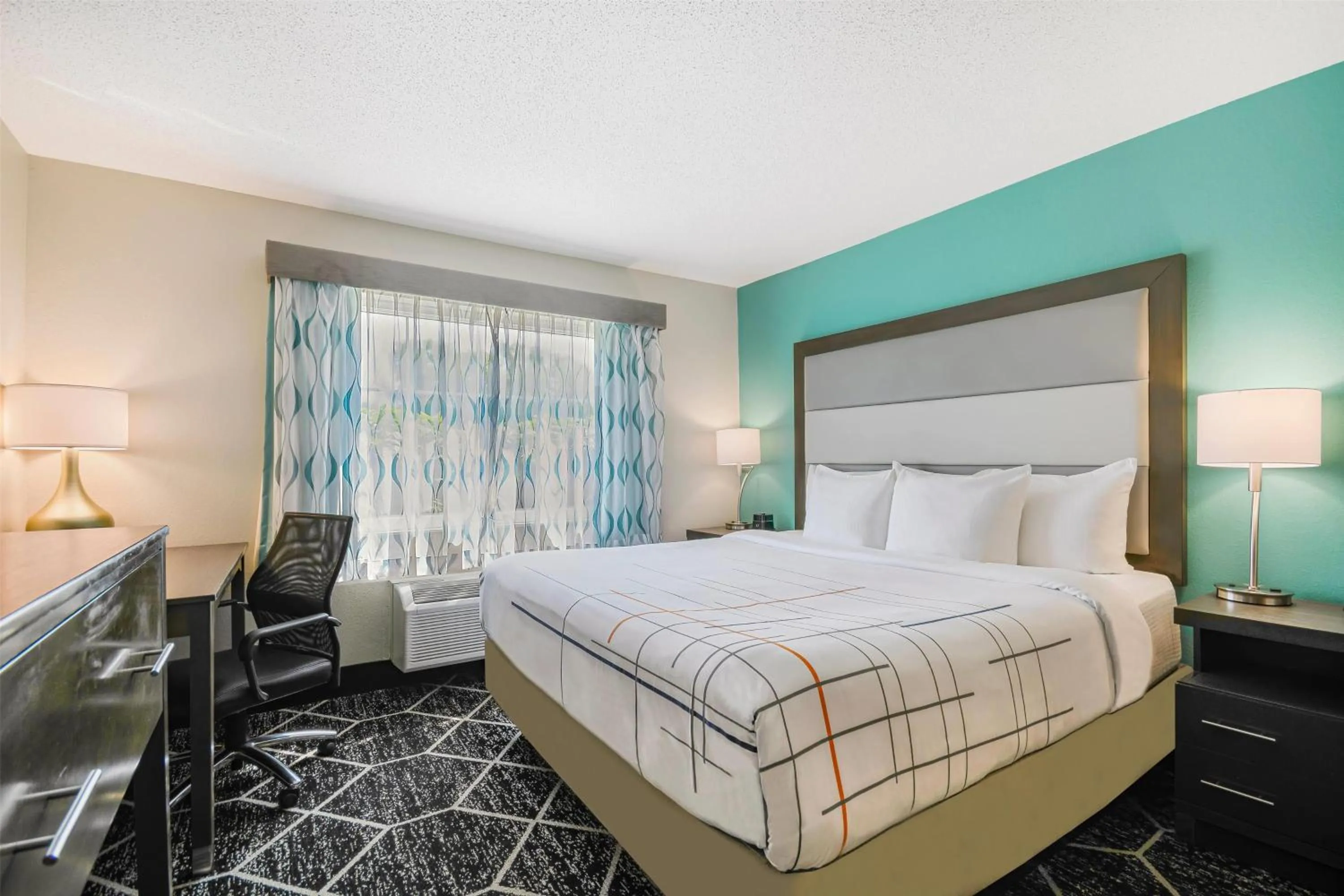 Photo of the whole room, Bed in La Quinta by Wyndham Batavia