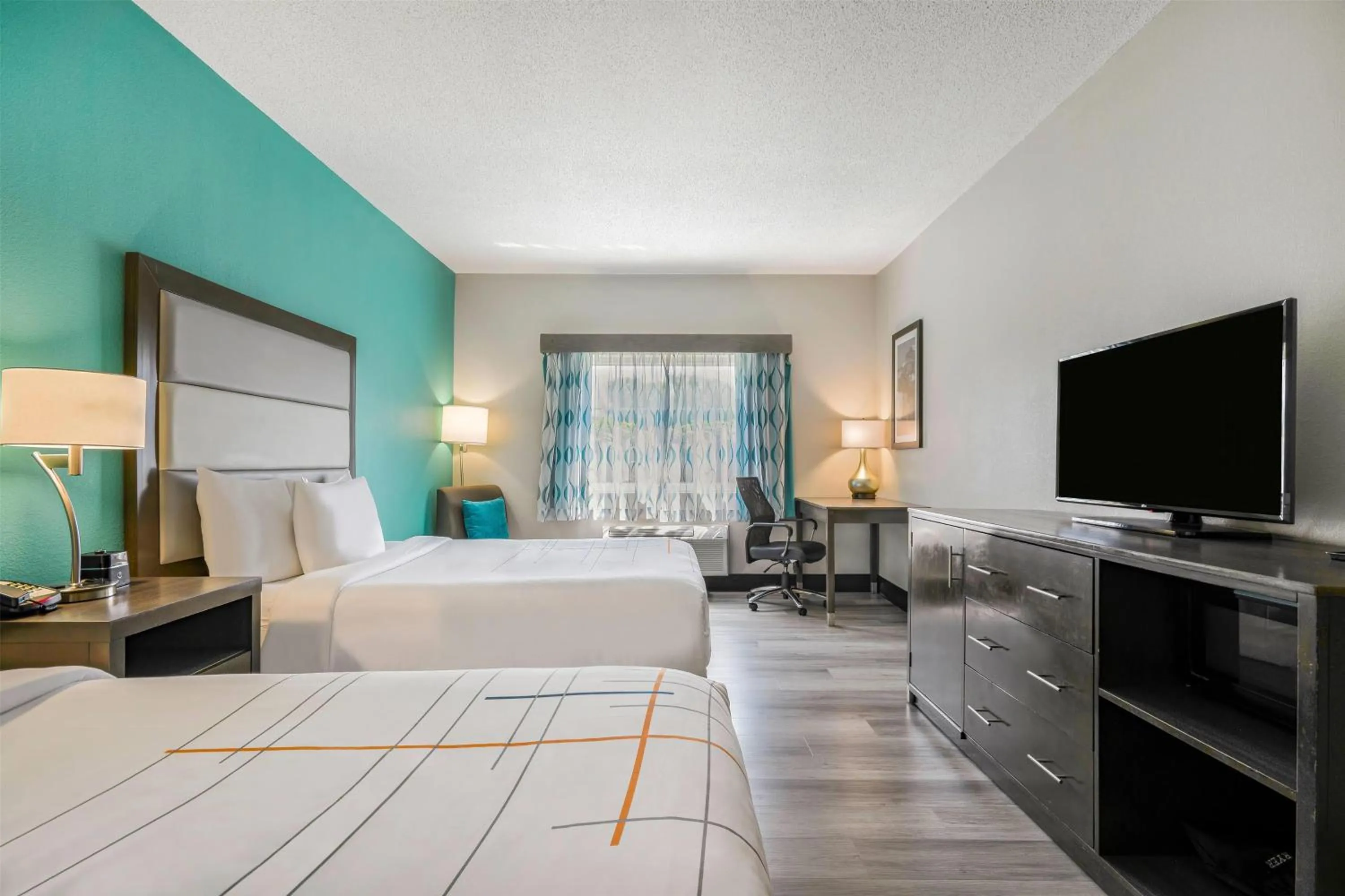 Photo of the whole room, Bed in La Quinta by Wyndham Batavia