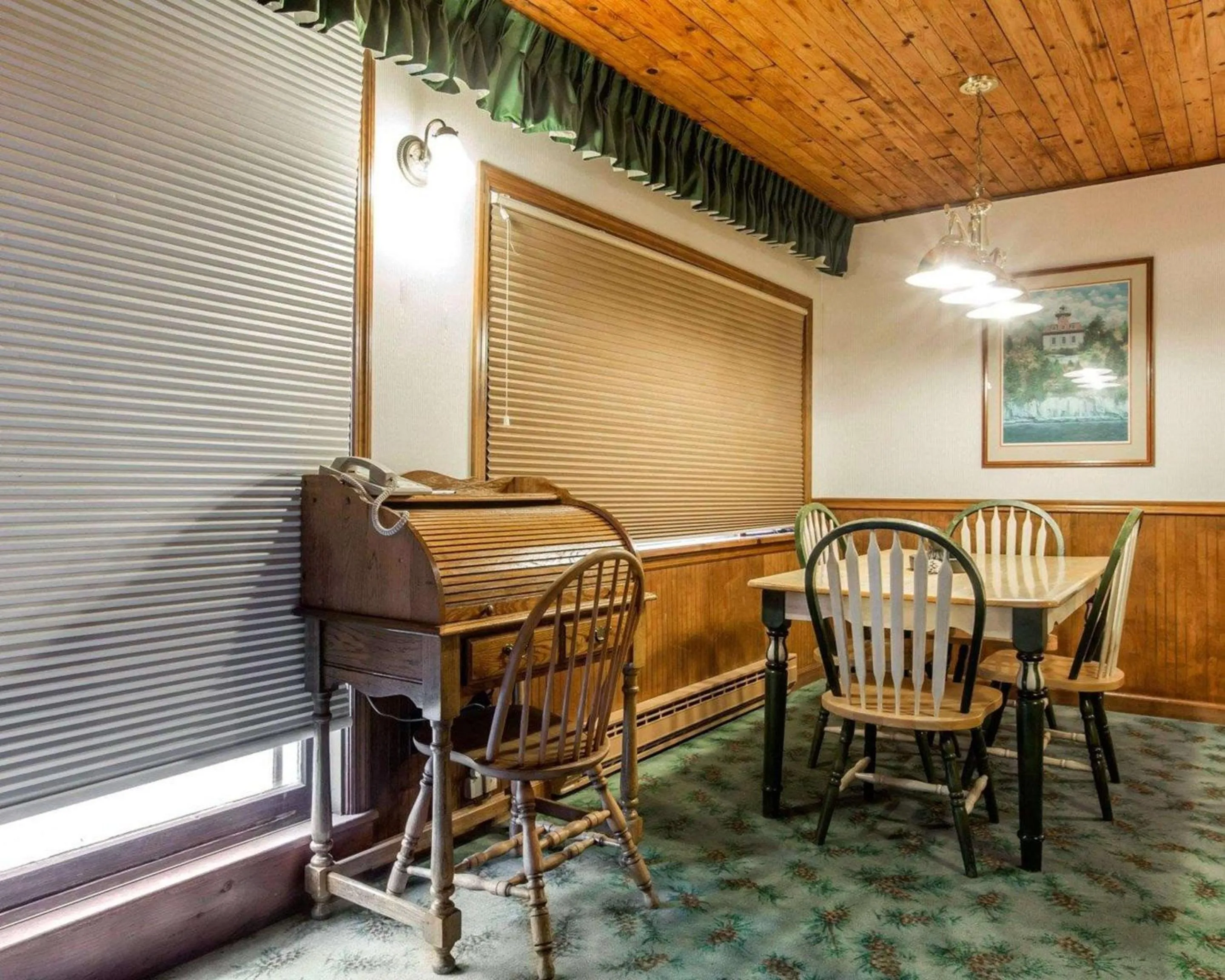 Photo of the whole room, Dining Area in Quality Inn Lake Placid