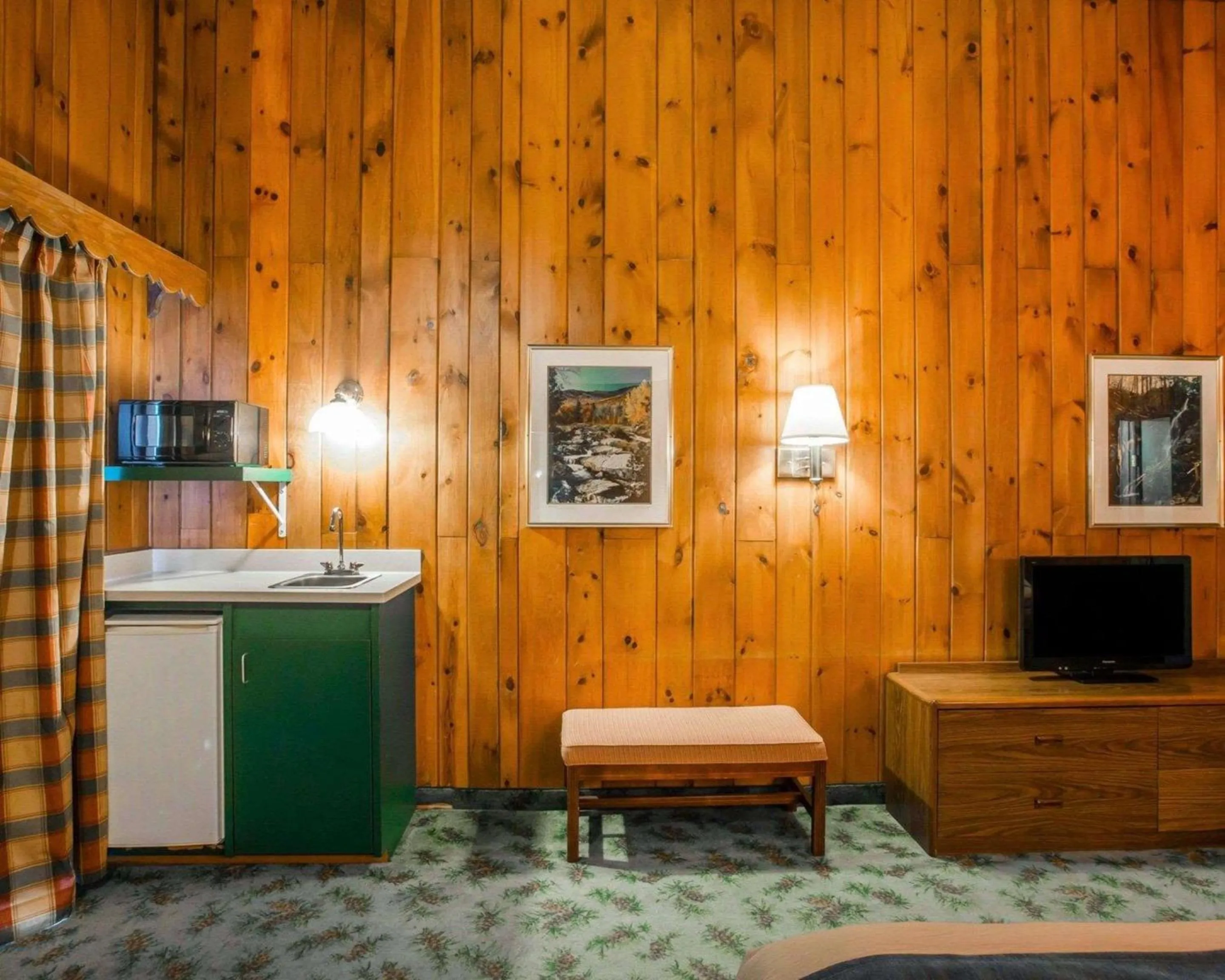Photo of the whole room, TV/Entertainment Center in Quality Inn Lake Placid