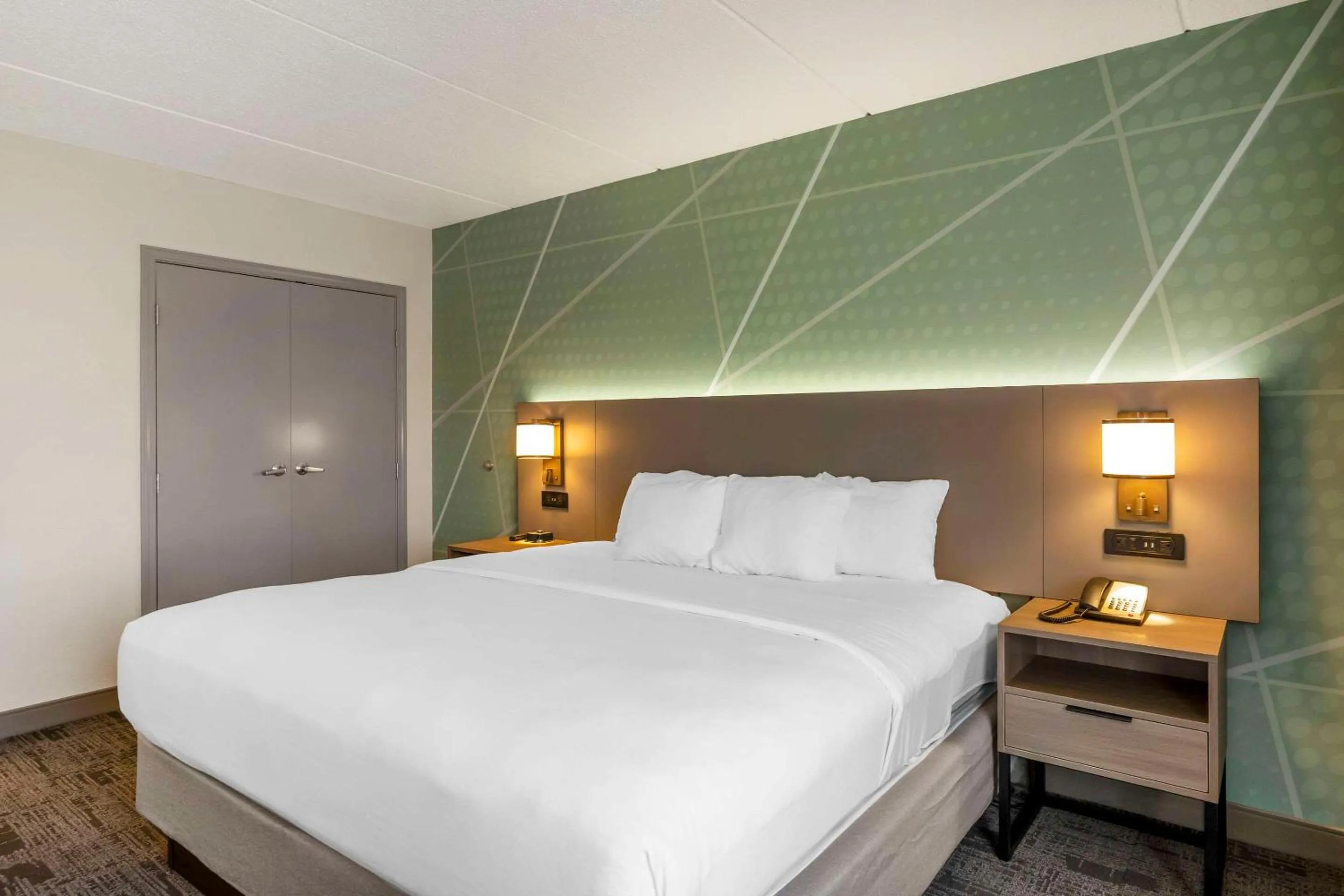 Bedroom, Bed in Comfort Inn & Suites Watertown - 1000 Islands