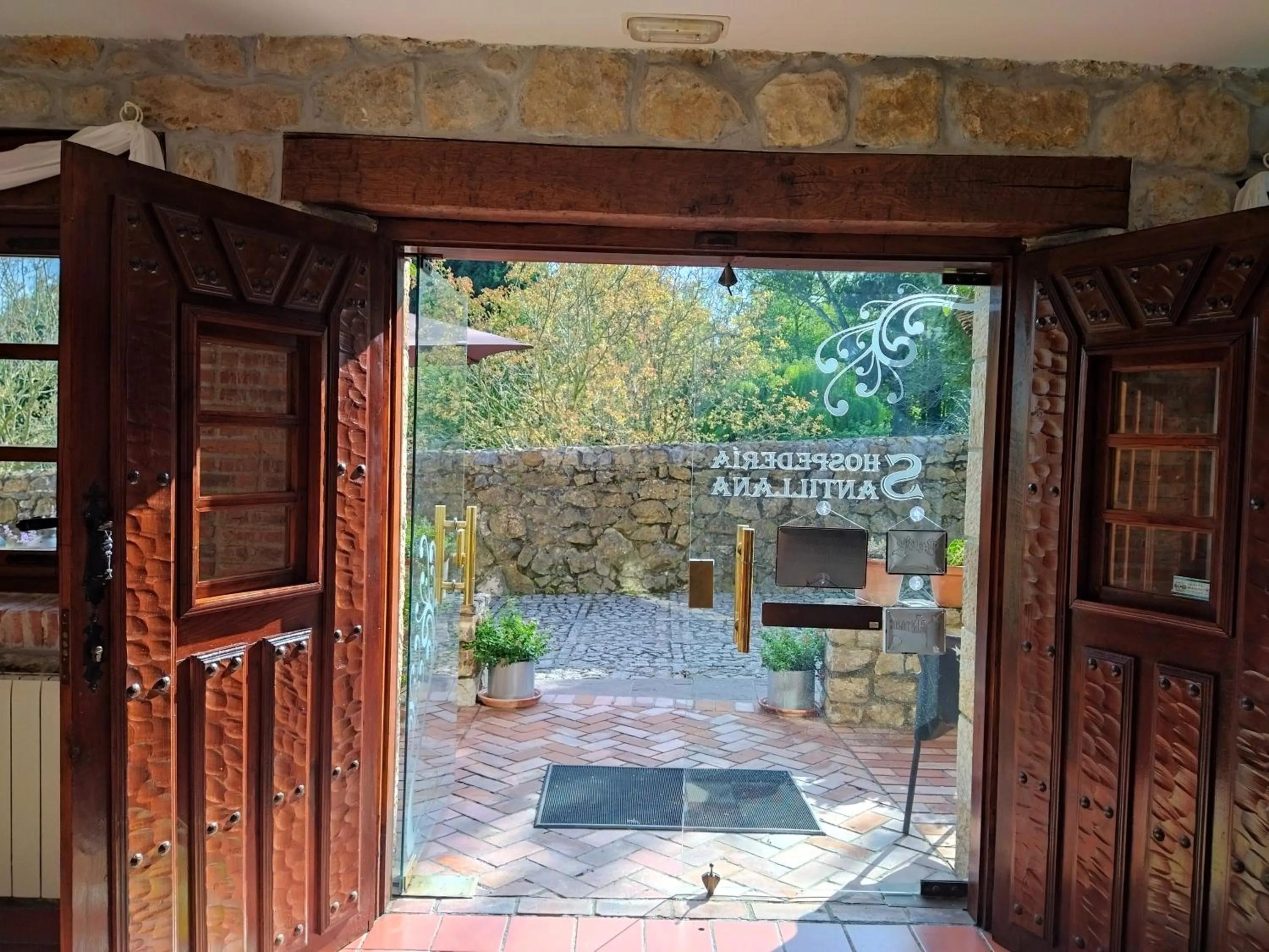 Facade/entrance in Hospederia Santillana