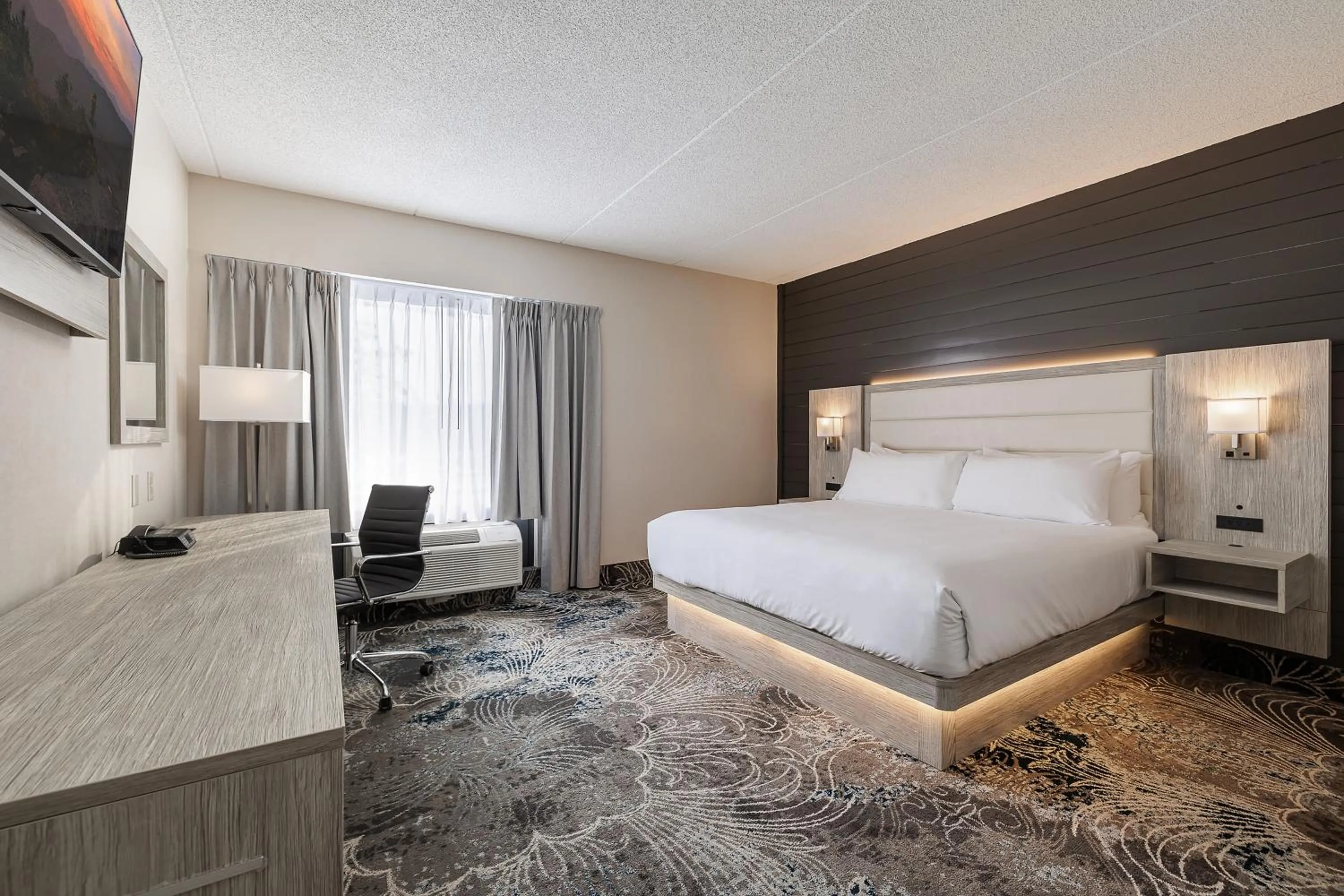 Photo of the whole room, Bed in Oakfield Hotel & Suites, an Ascend Collection Hotel