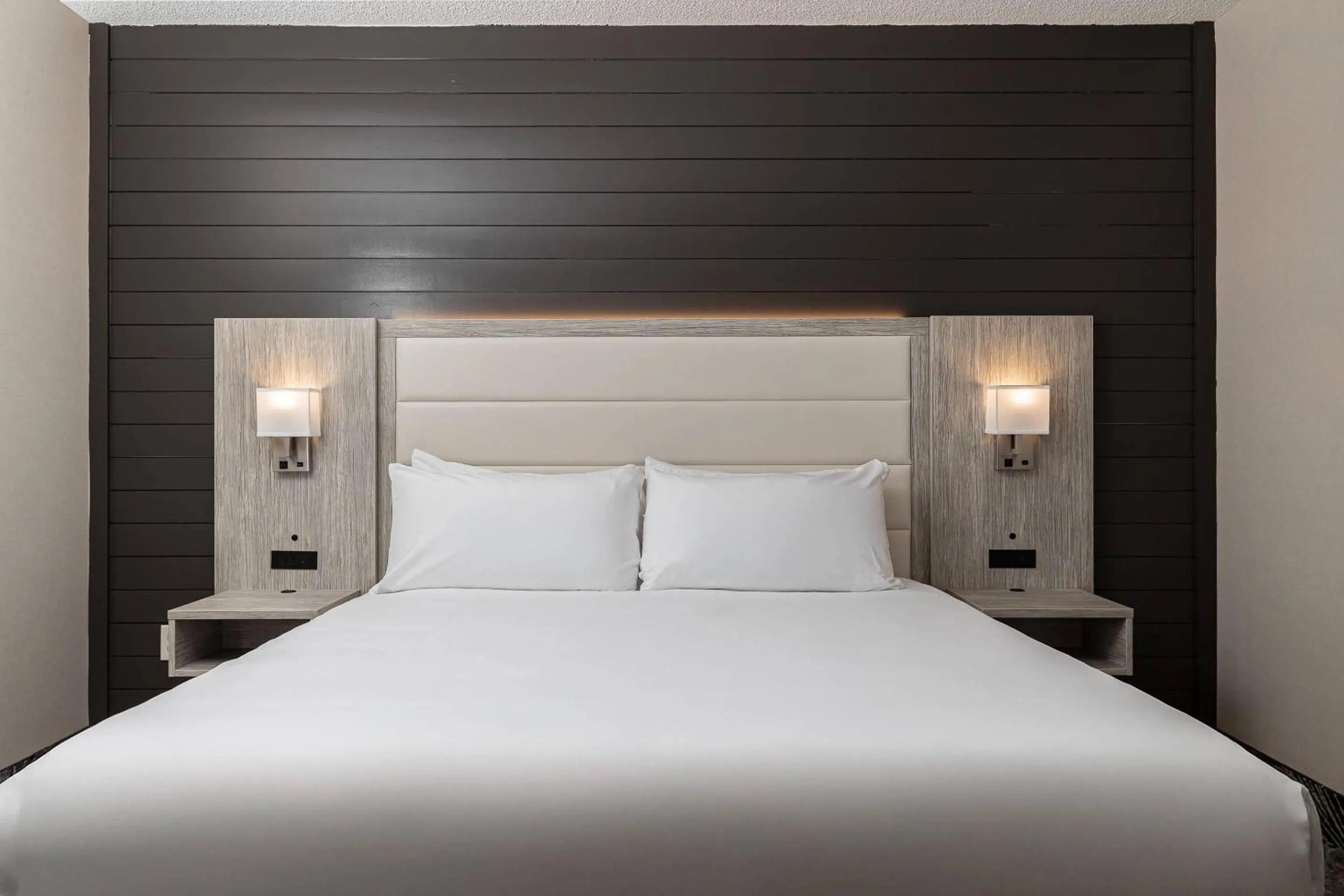 Bedroom, Bed in Oakfield Hotel & Suites, an Ascend Collection Hotel