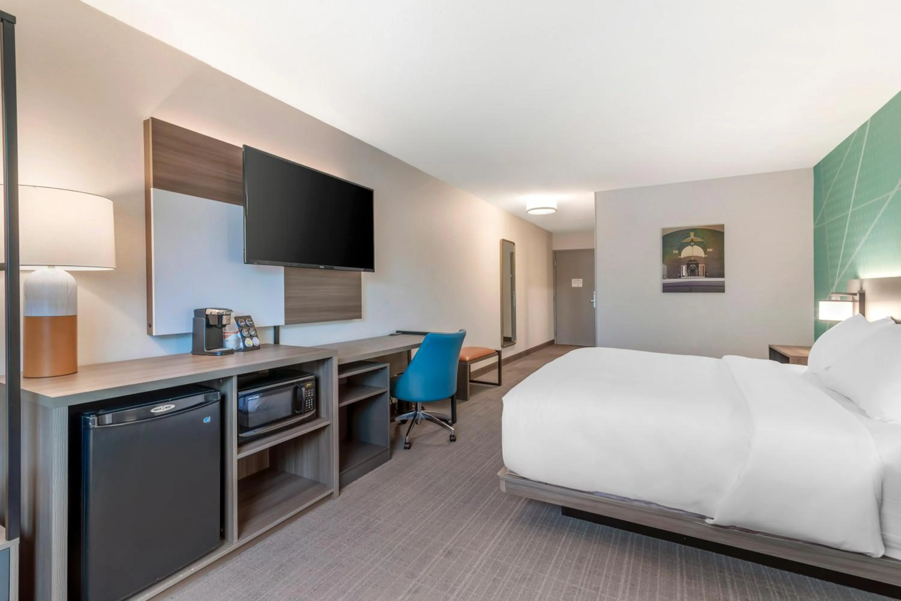 Photo of the whole room, Bed in Comfort Inn & Suites Saratoga Springs