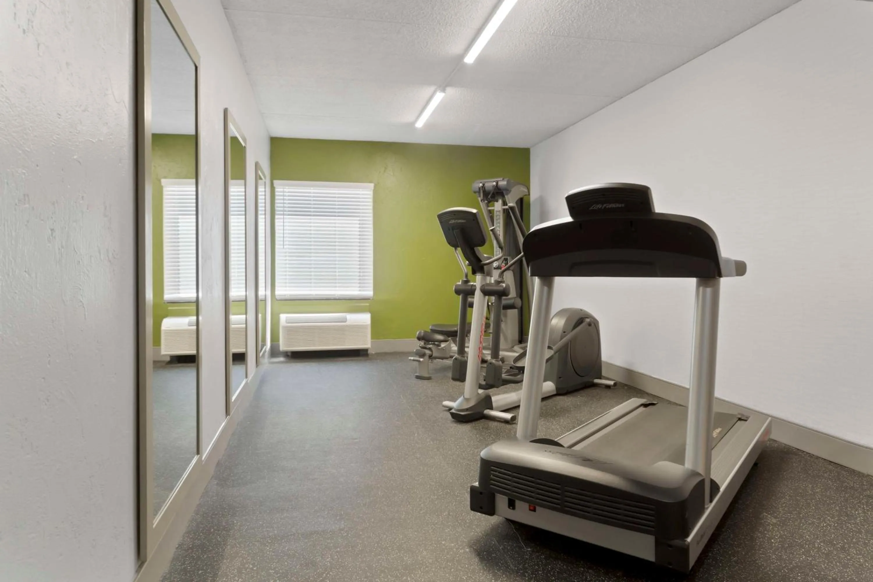 Fitness centre/facilities in Spark By Hilton Grand Prairie